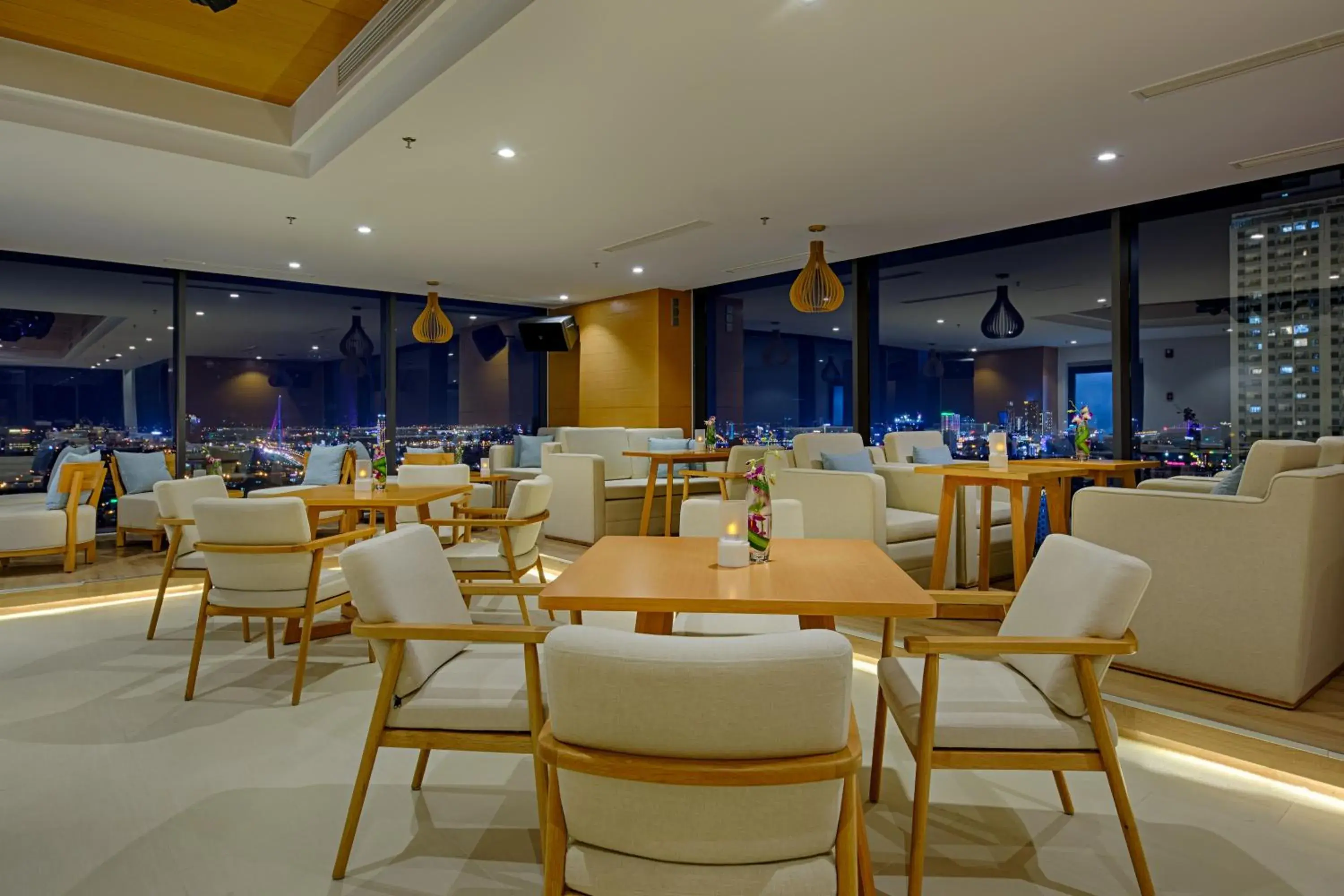 Restaurant/places to eat in TMS Hotel Da Nang Beach Restaurant/places to eat in TMS Hotel Da Nang Beach