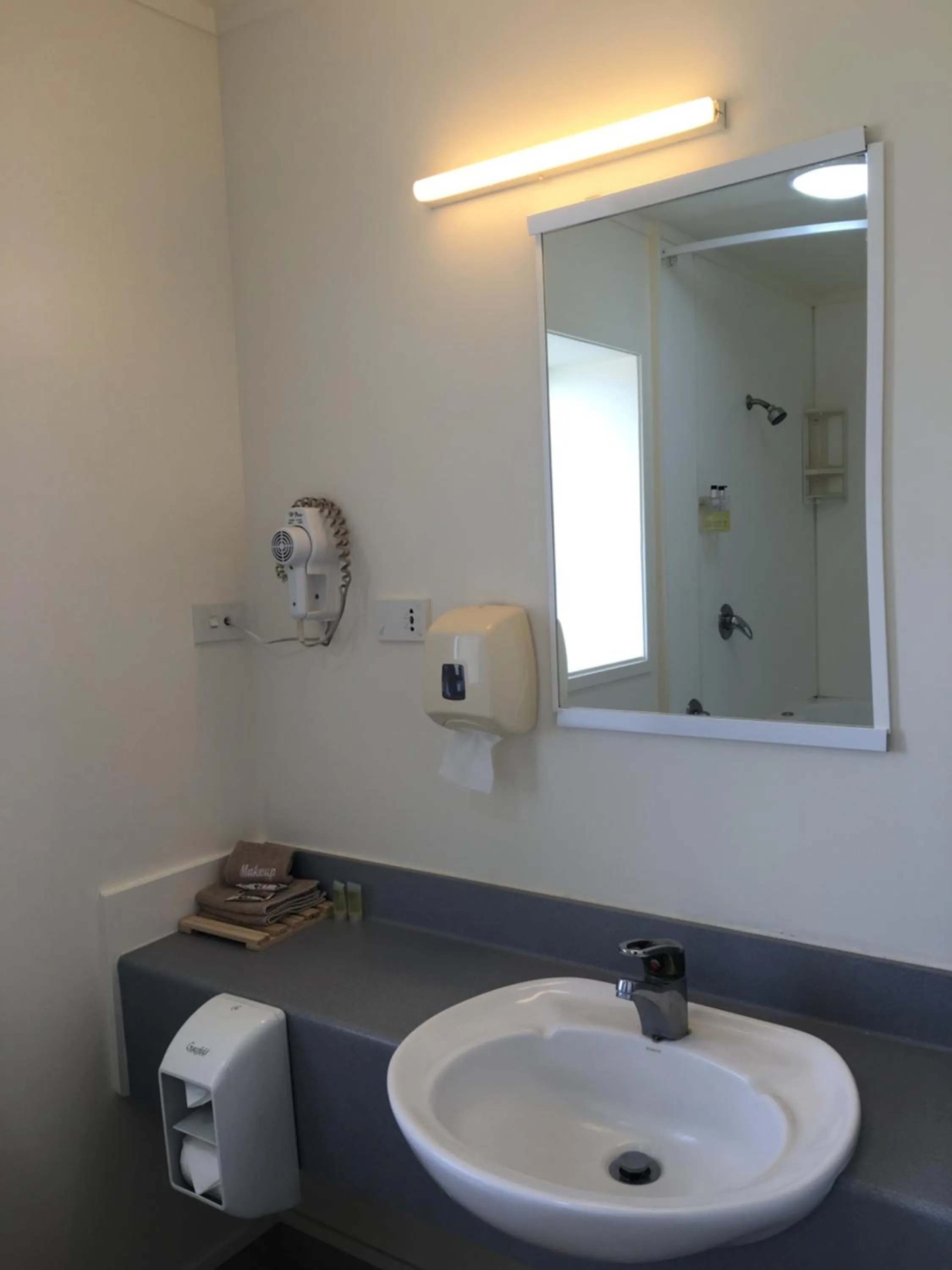 Bathroom in Fenton Court Motel