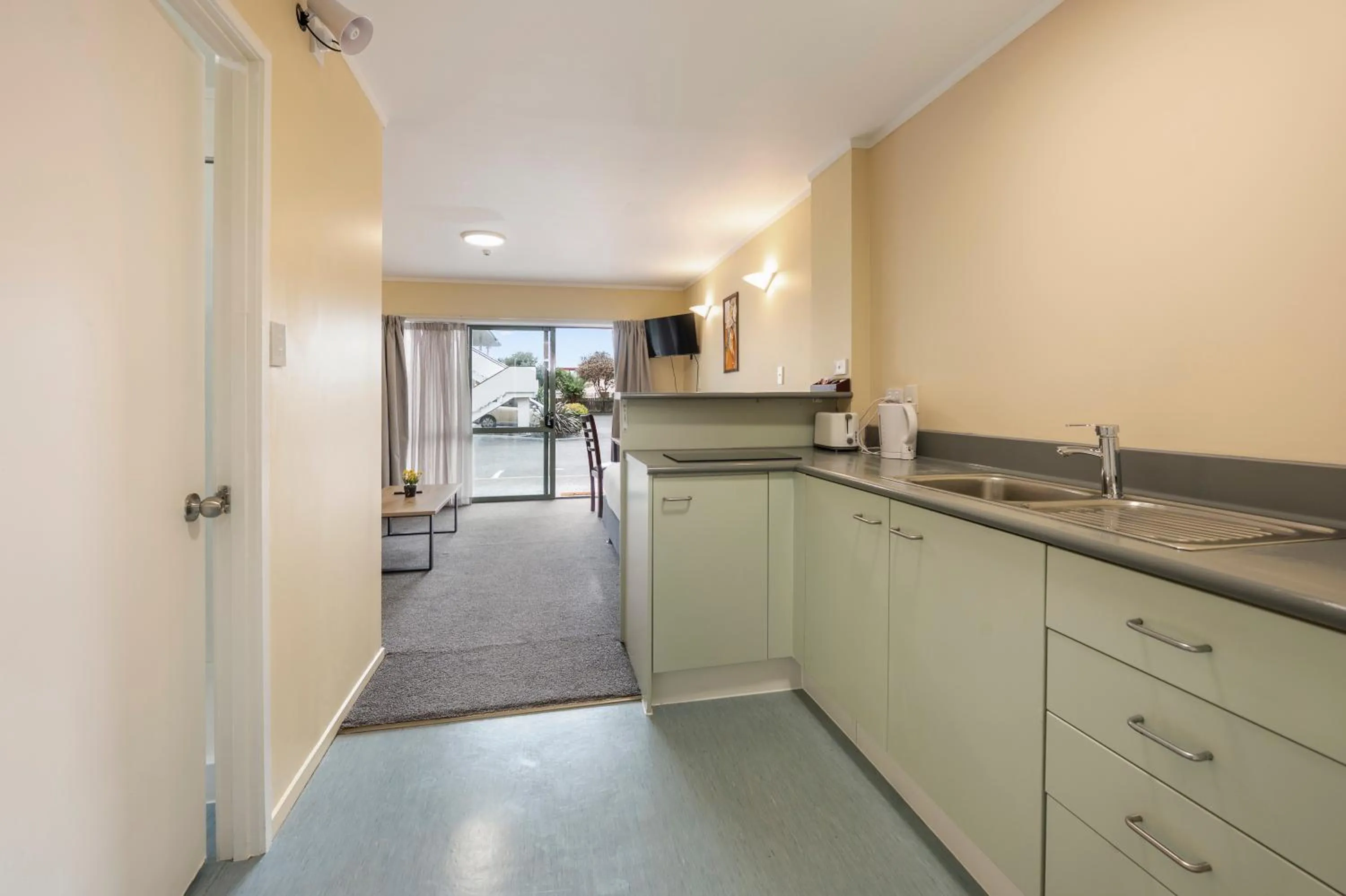 Kitchen or kitchenette in Fenton Court Motel