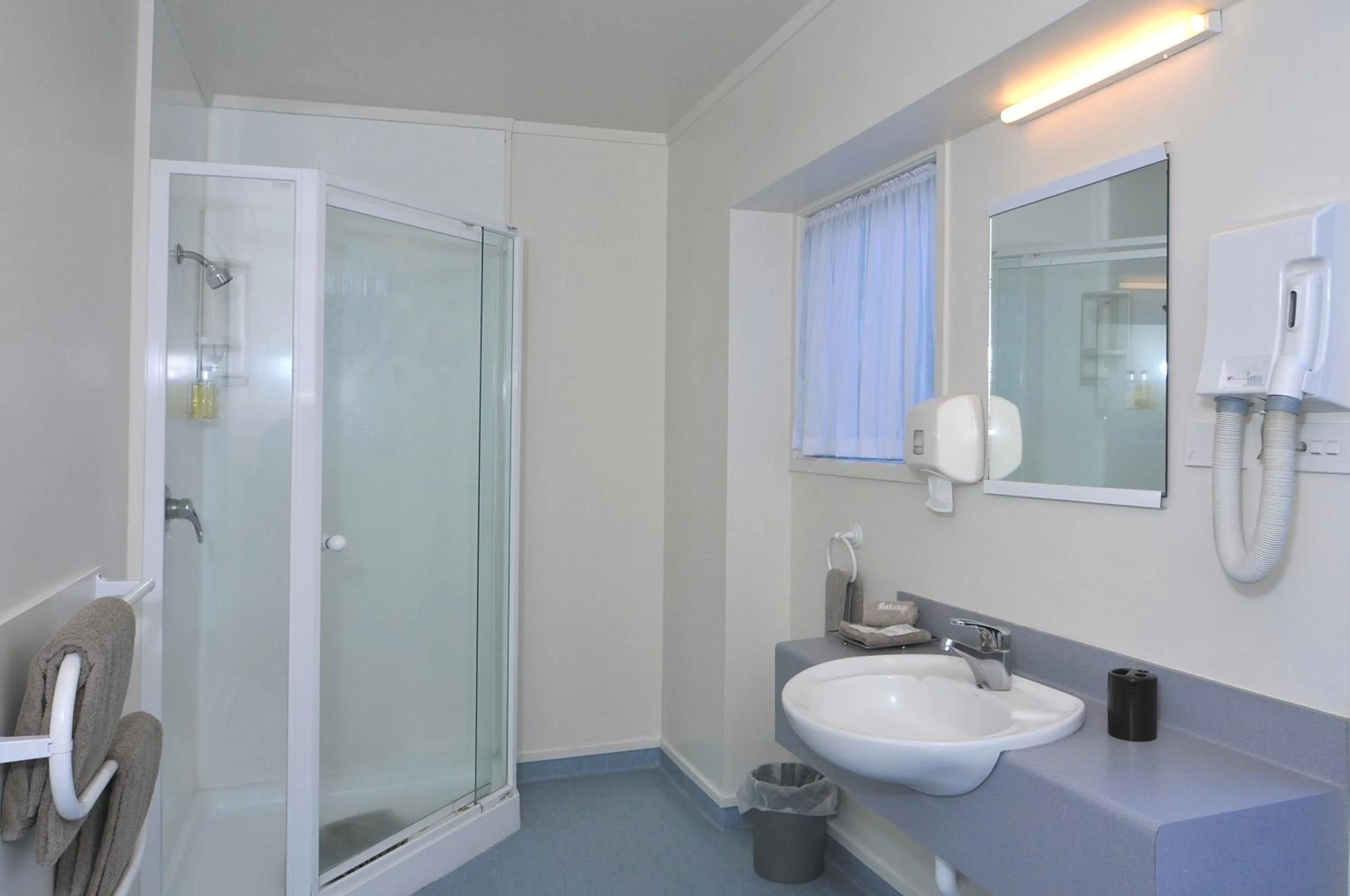 Bathroom in Fenton Court Motel