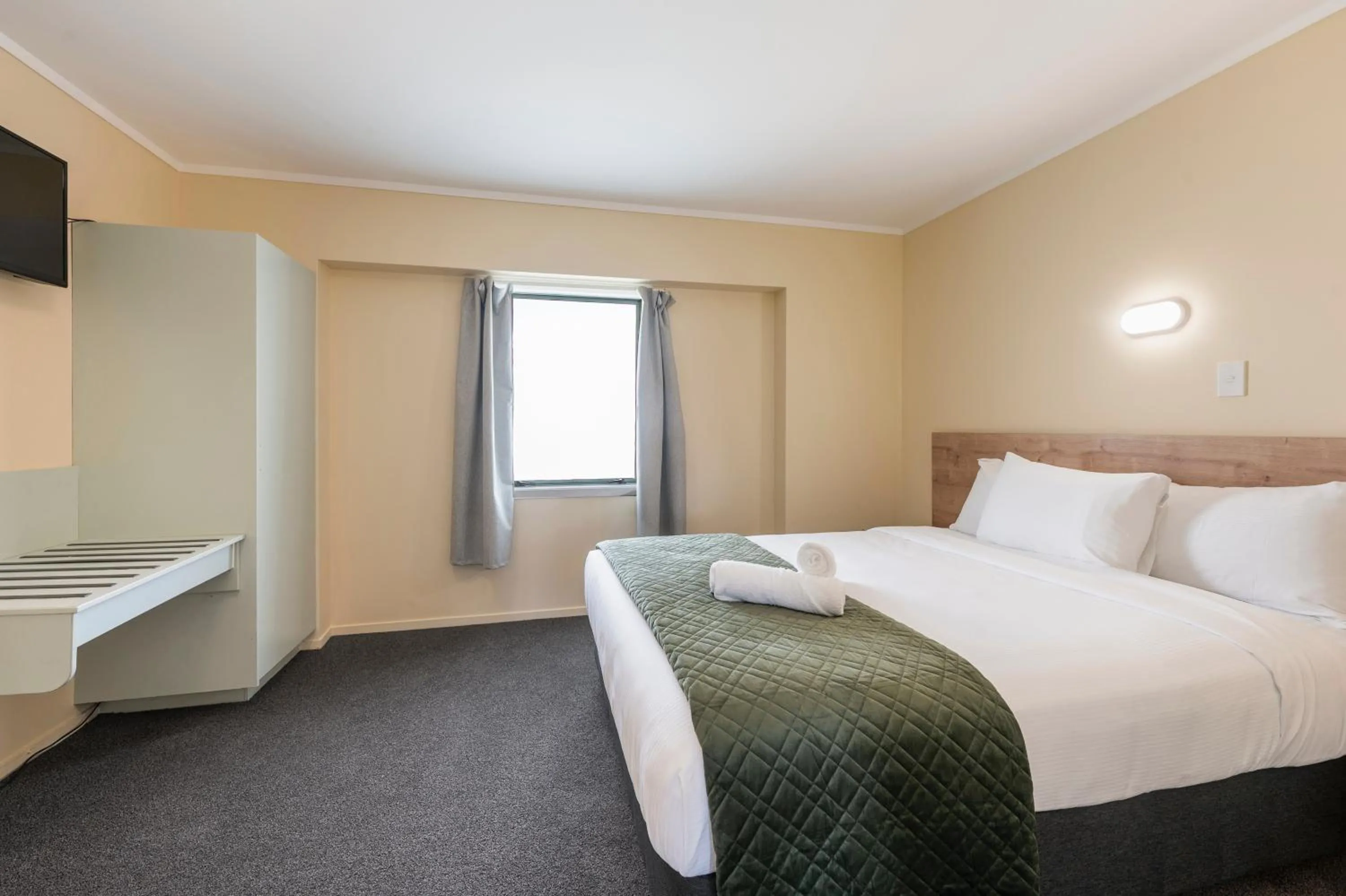 Bed in Fenton Court Motel