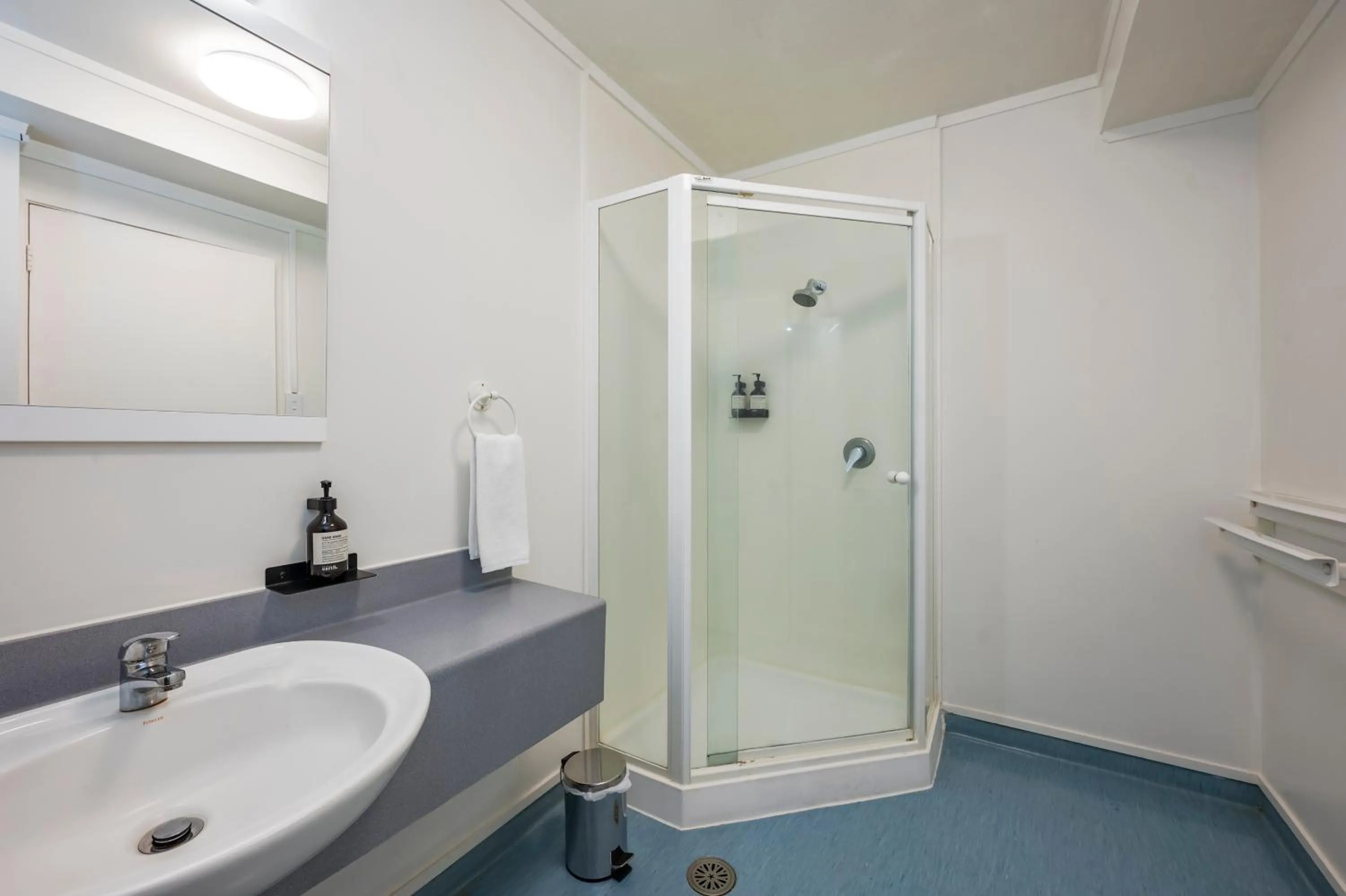 Shower in Fenton Court Motel