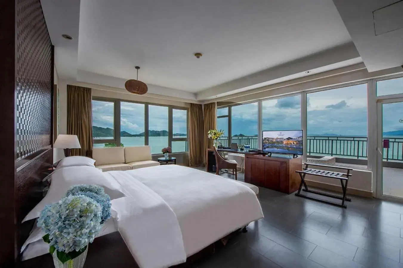 Executive Suite, 1 Bedroom Executive Suite, 1 King, Sea View in Sheraton Huizhou Beach Resort Executive Suite, 1 Bedroom Executive Suite, 1 King, Sea View in Sheraton Huizhou Beach Resort