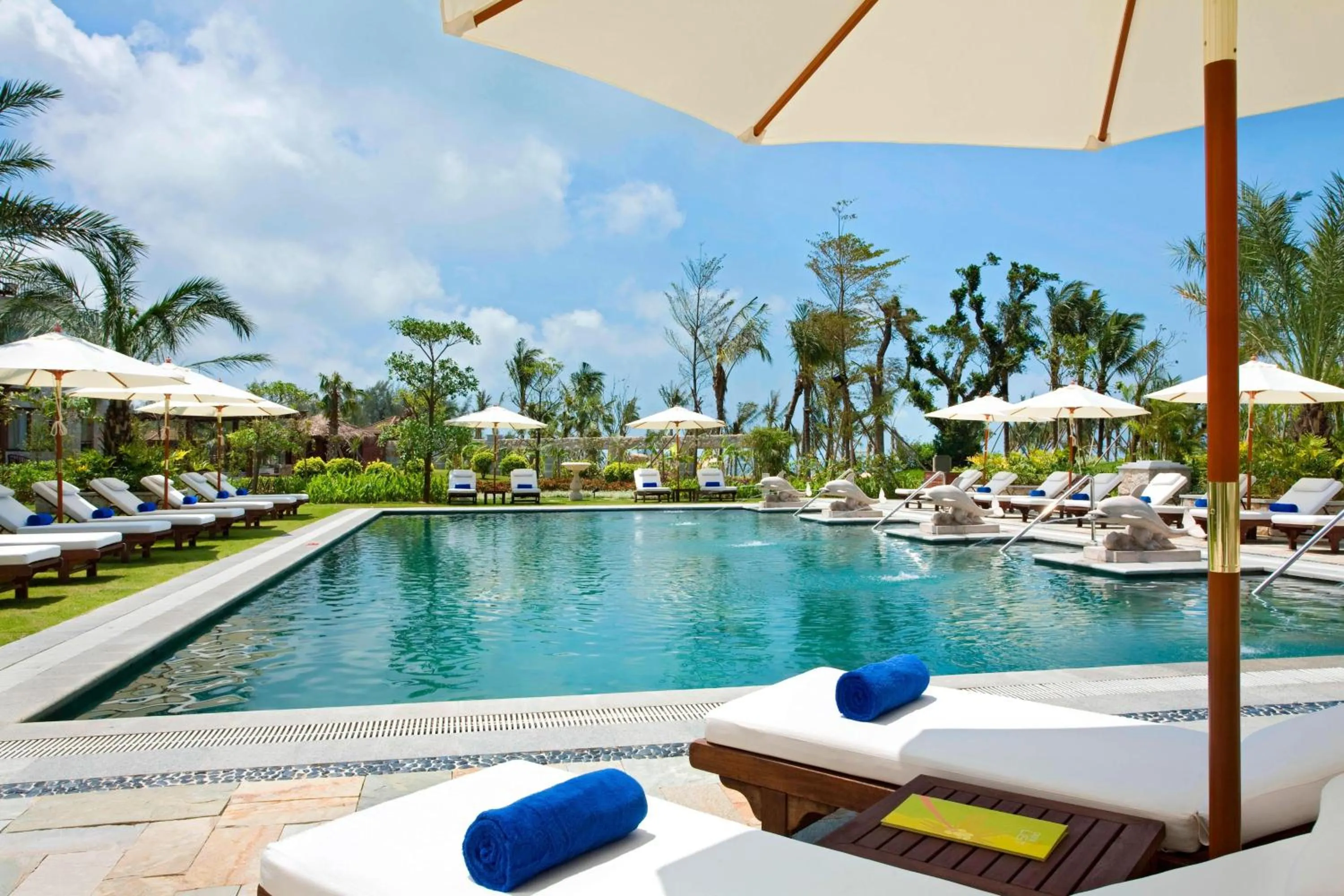 Swimming pool in Sheraton Huizhou Beach Resort