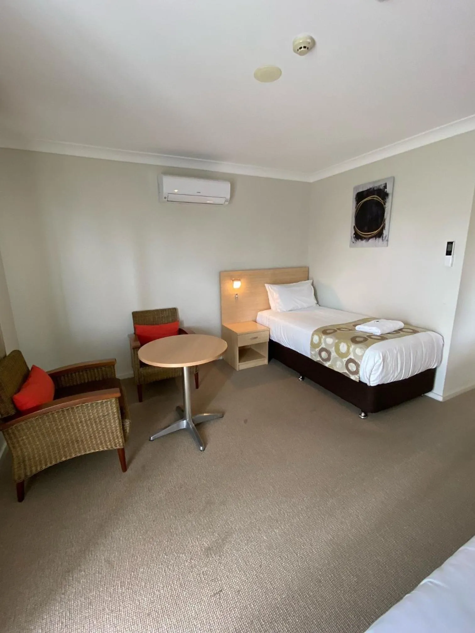 Seating area, Bed in Maitland City Motel