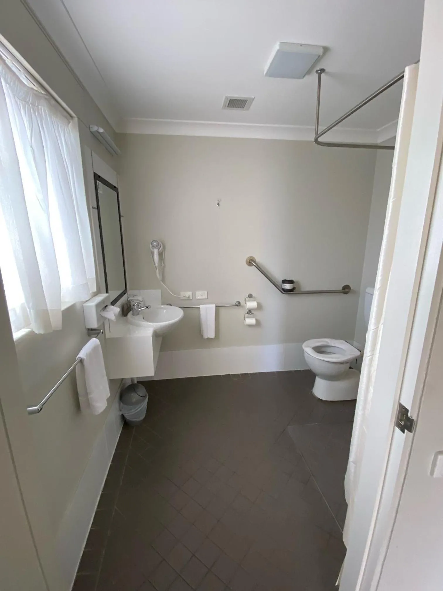 Bathroom in Maitland City Motel