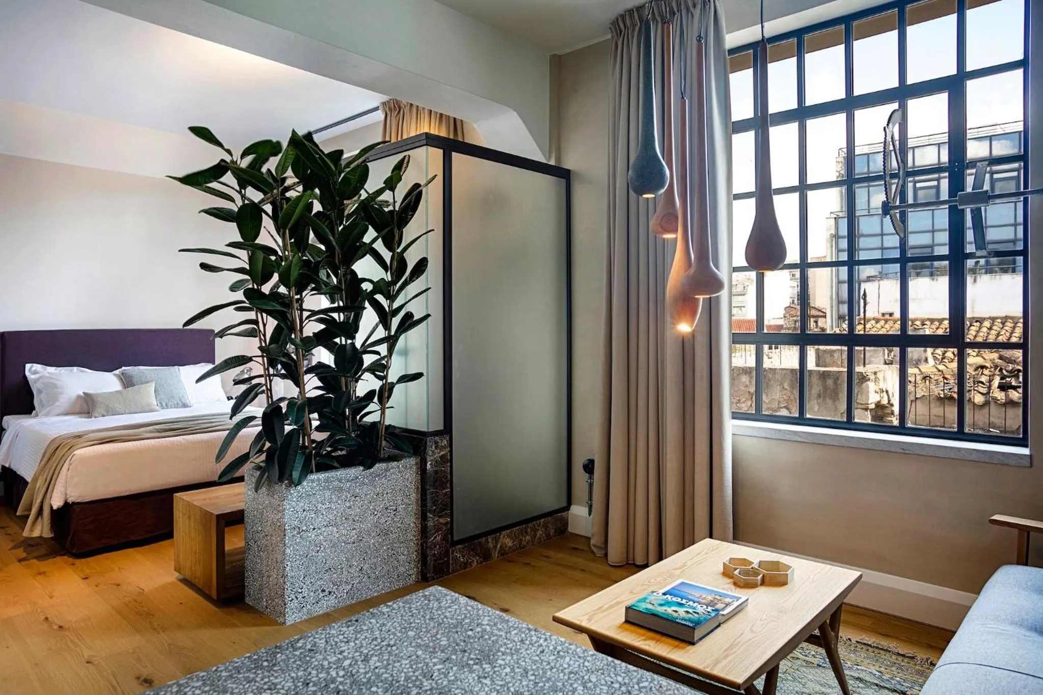 Shower, Bed in The Foundry Suites