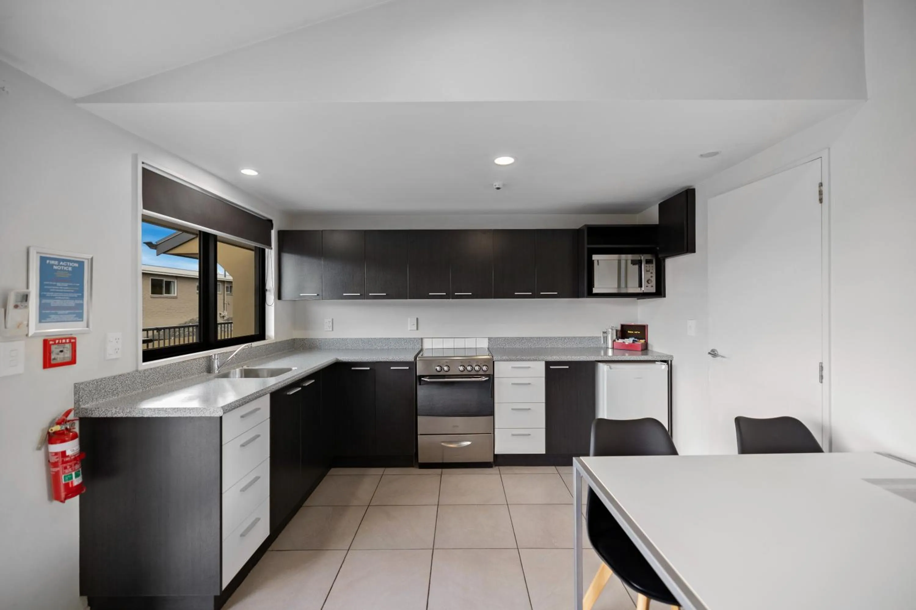 Kitchen or kitchenette in Avenue Motel