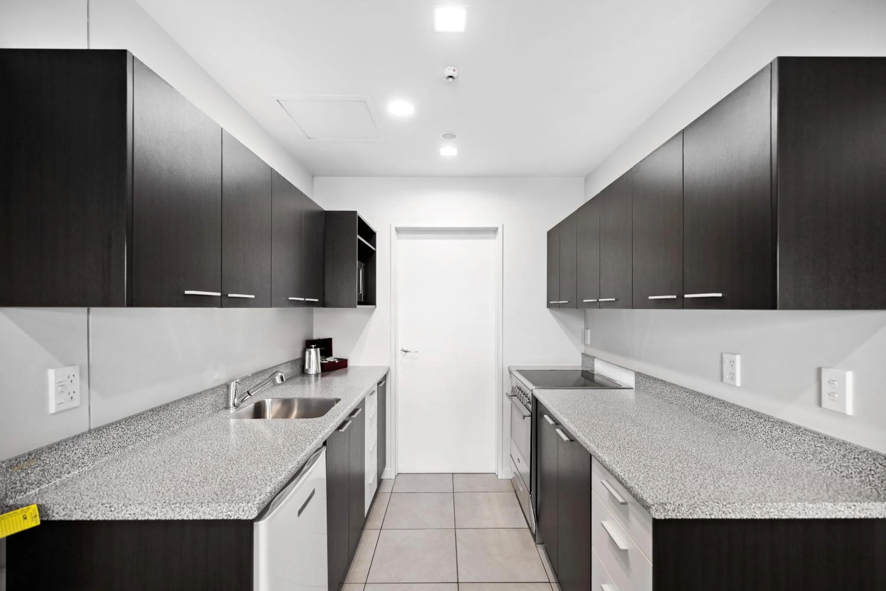 Kitchen or kitchenette in Avenue Motel