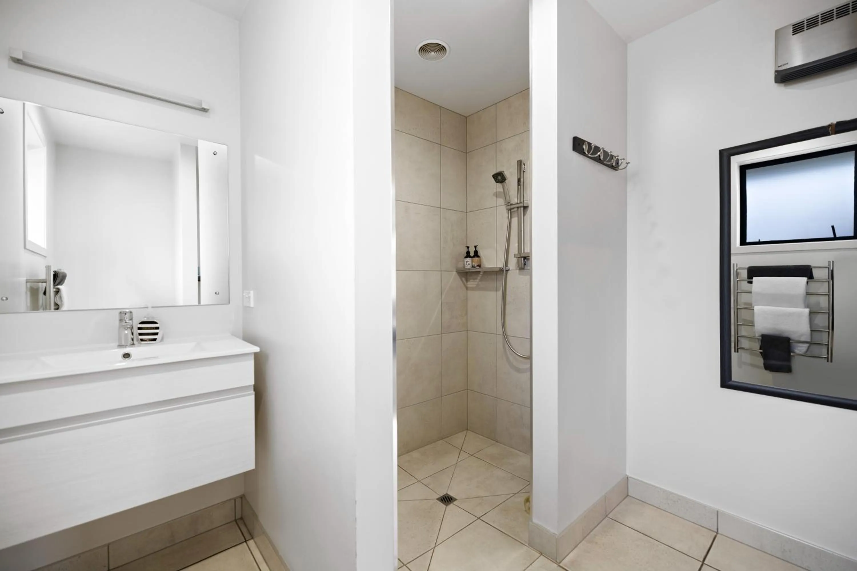 Bathroom in Avenue Motel