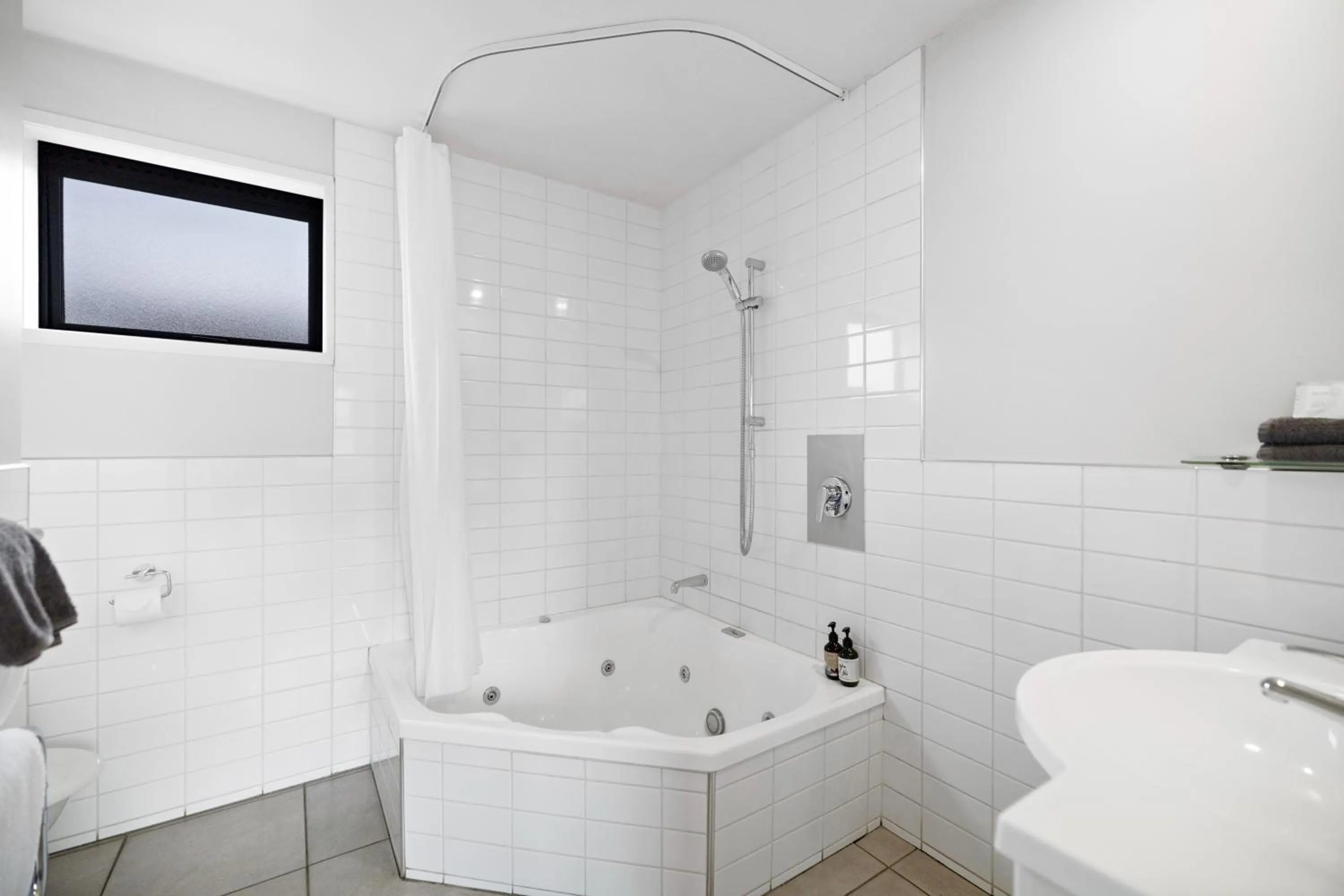 Bathroom in Avenue Motel