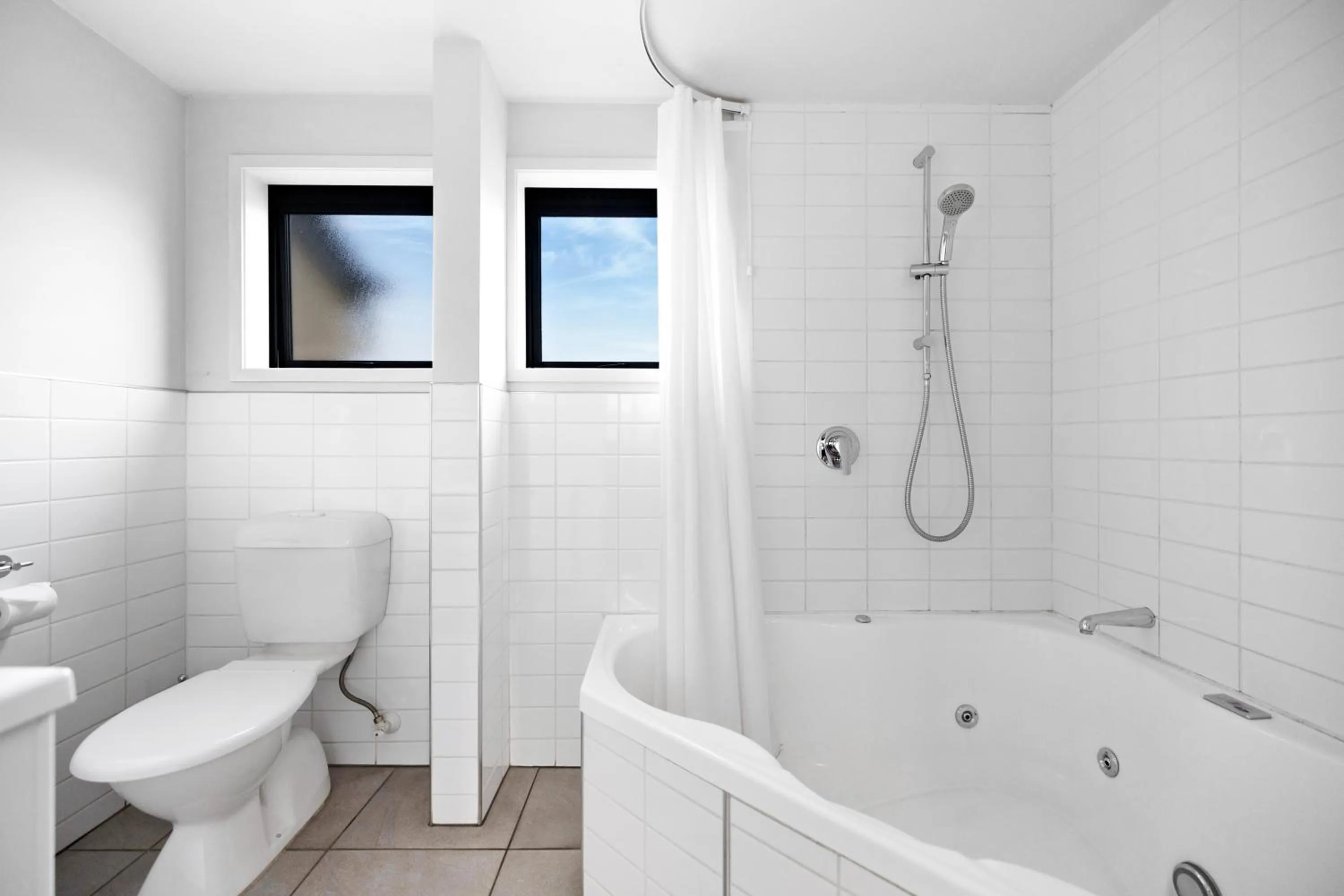 Bath in Avenue Motel