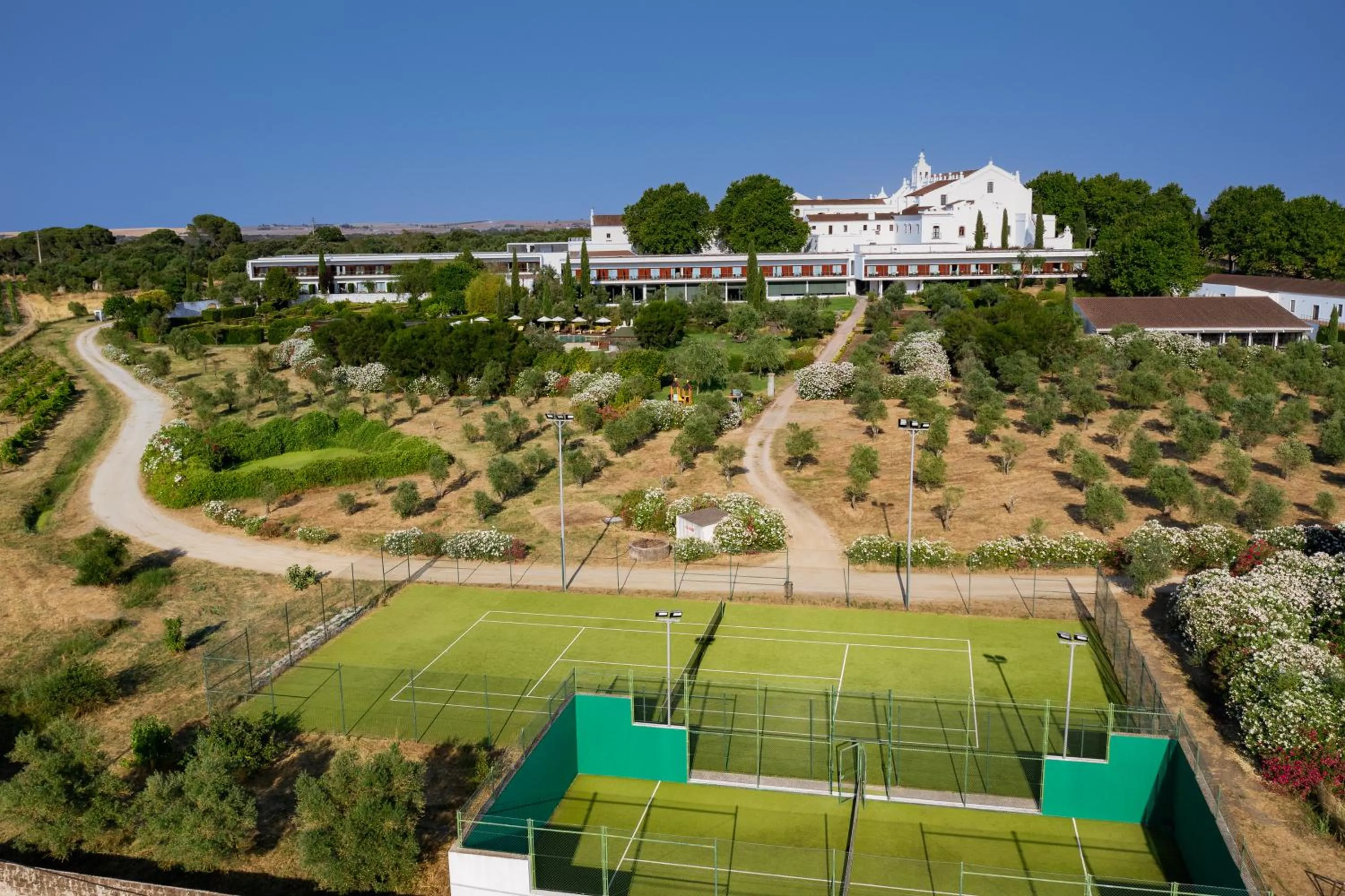 Tennis court in Convento do Espinheiro, Historic Hotel & Spa