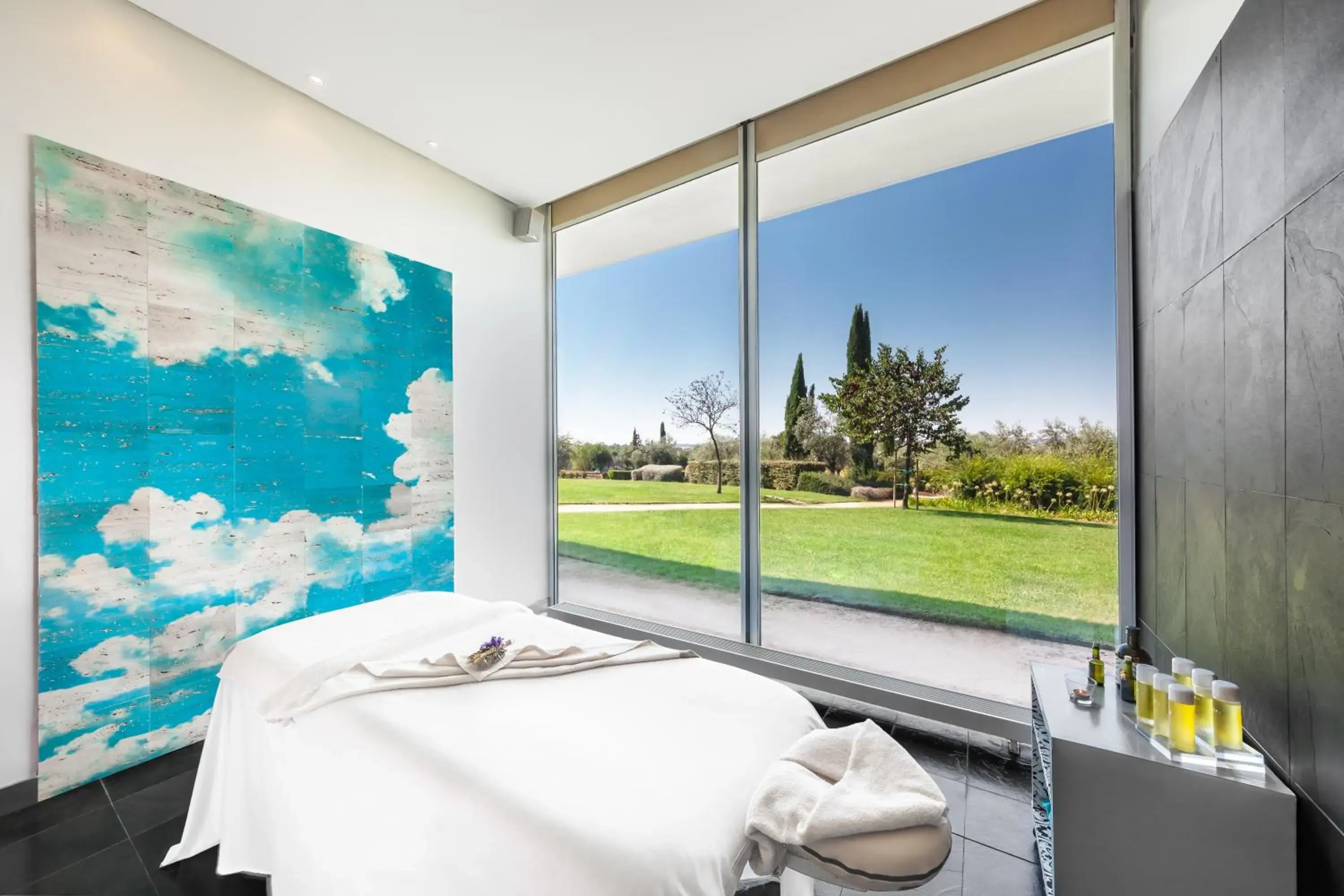 Massage, Bed in Convento do Espinheiro, Historic Hotel & Spa Massage, Bed in Convento do Espinheiro, Historic Hotel & Spa