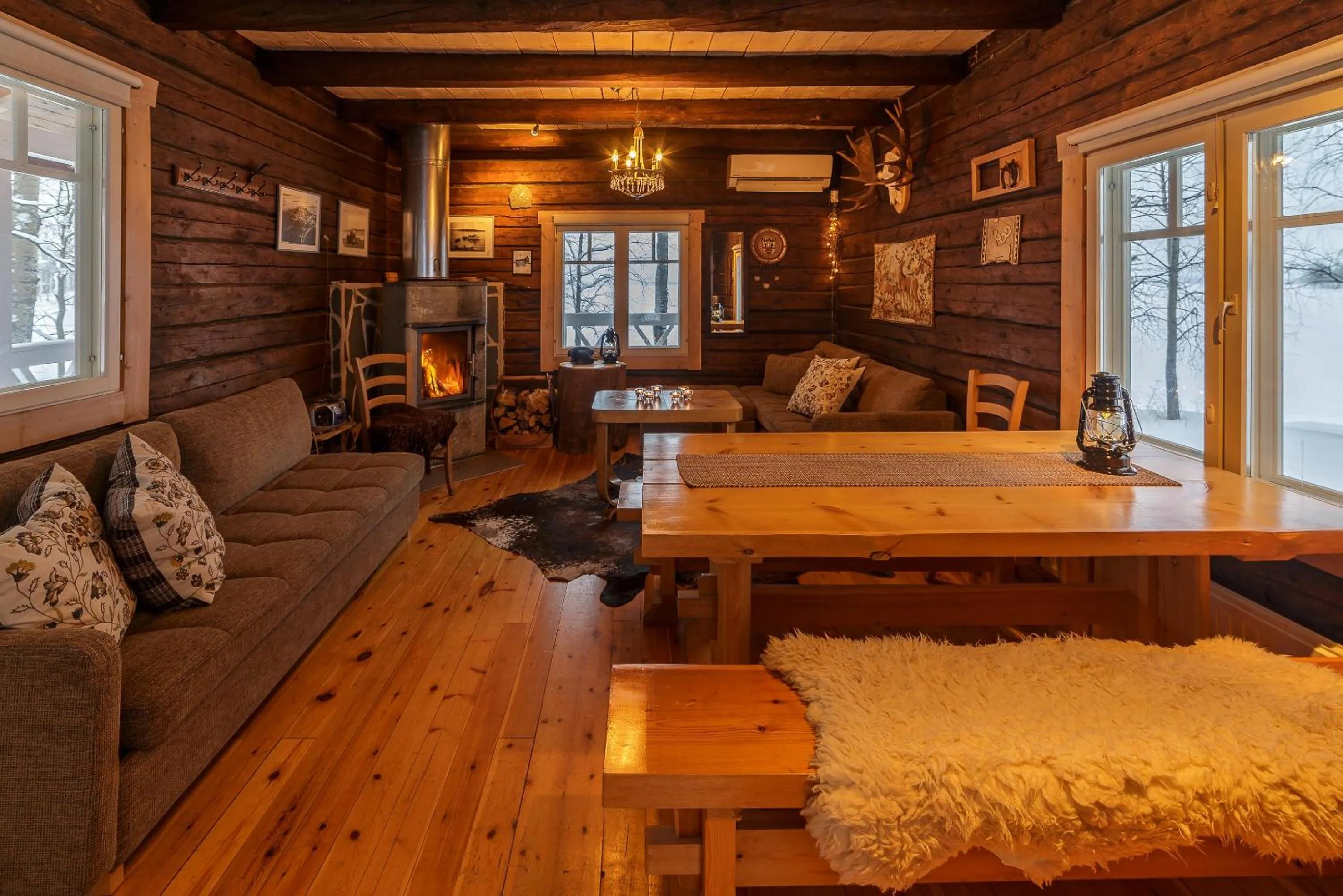 Communal lounge/ TV room in Santa's Little Village - Hotel Uitonniemi