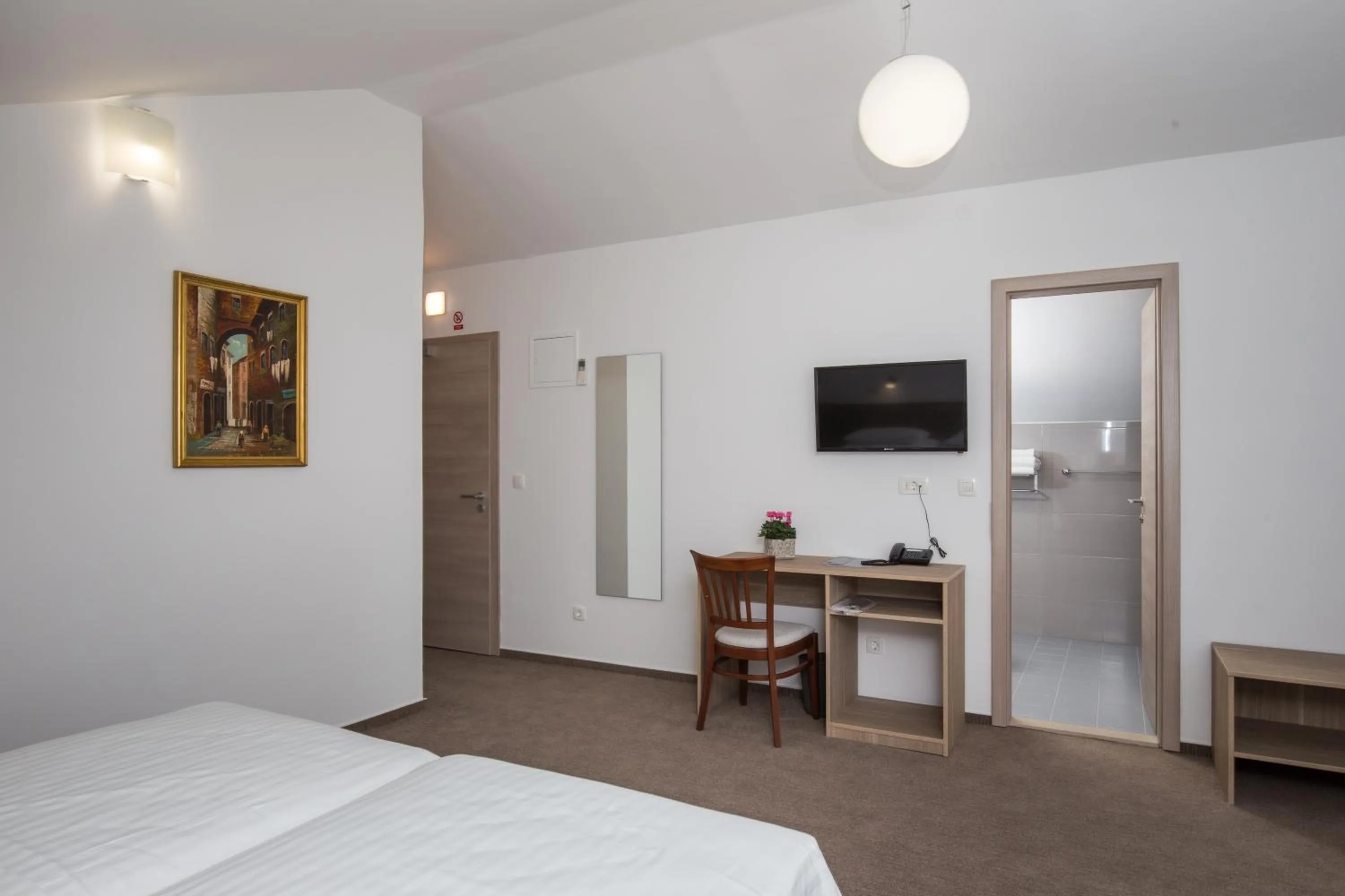 Dining area, Bed in Hotel Vimbula - Komolac