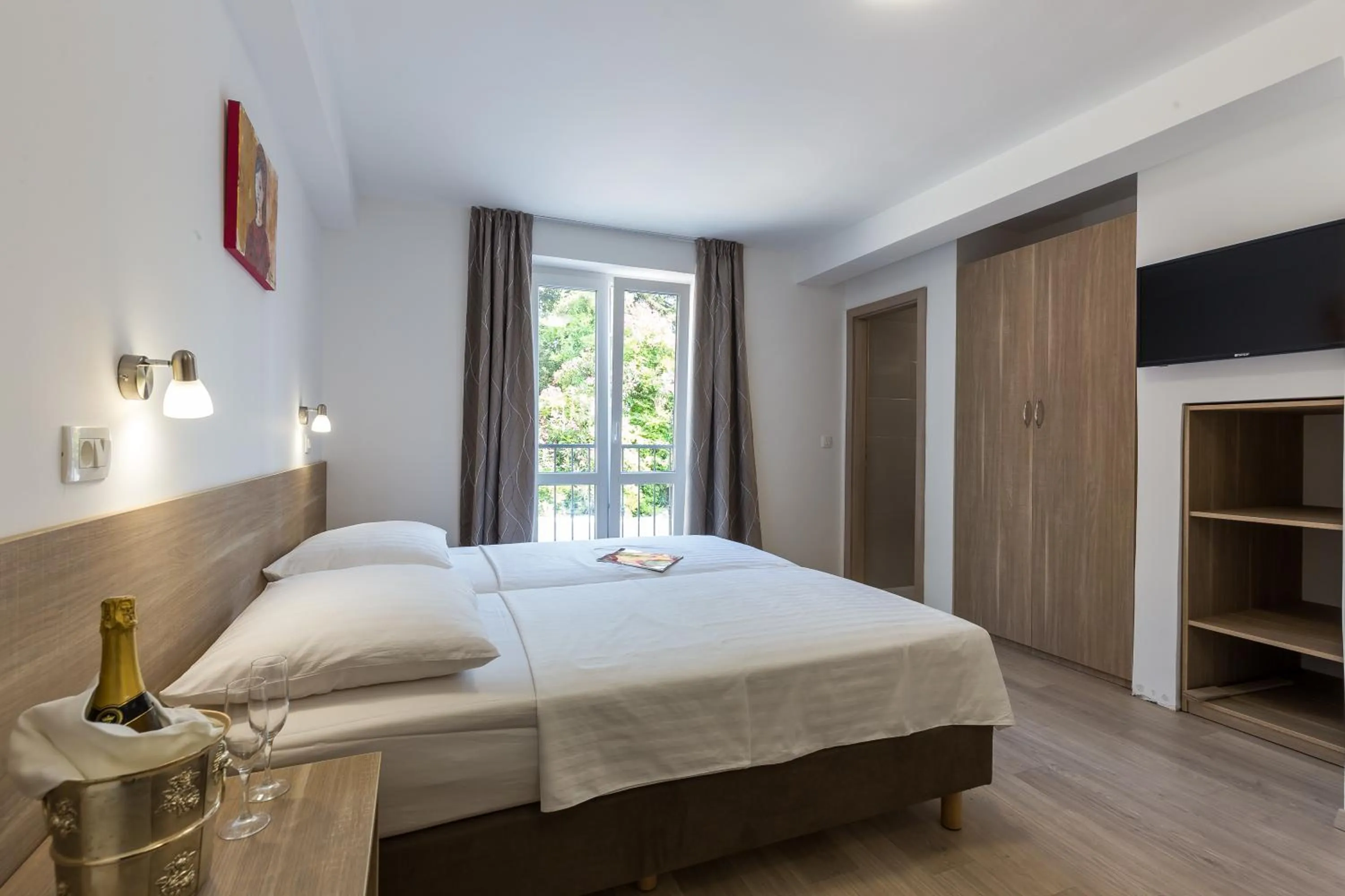 Dining area, Bed in Hotel Vimbula - Komolac