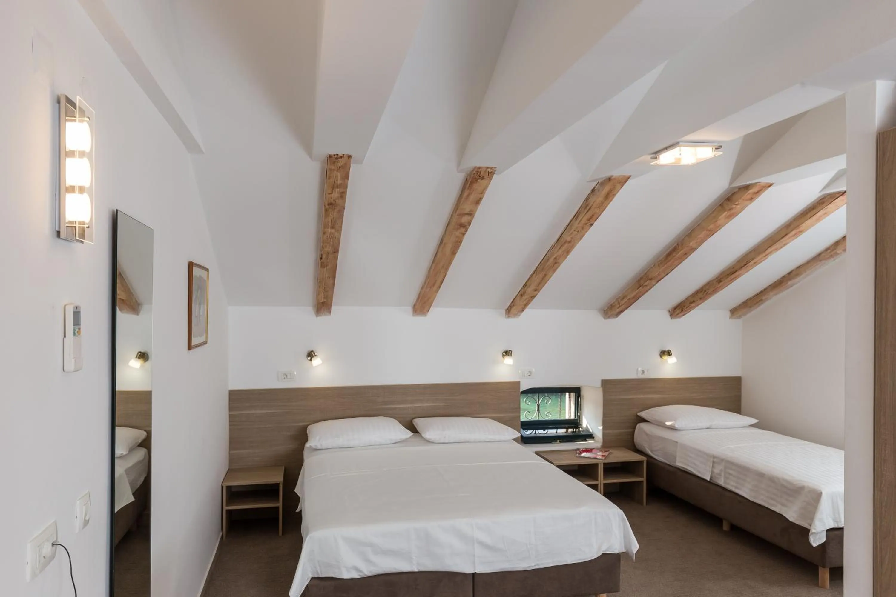 Dining area, Bed in Hotel Vimbula - Komolac