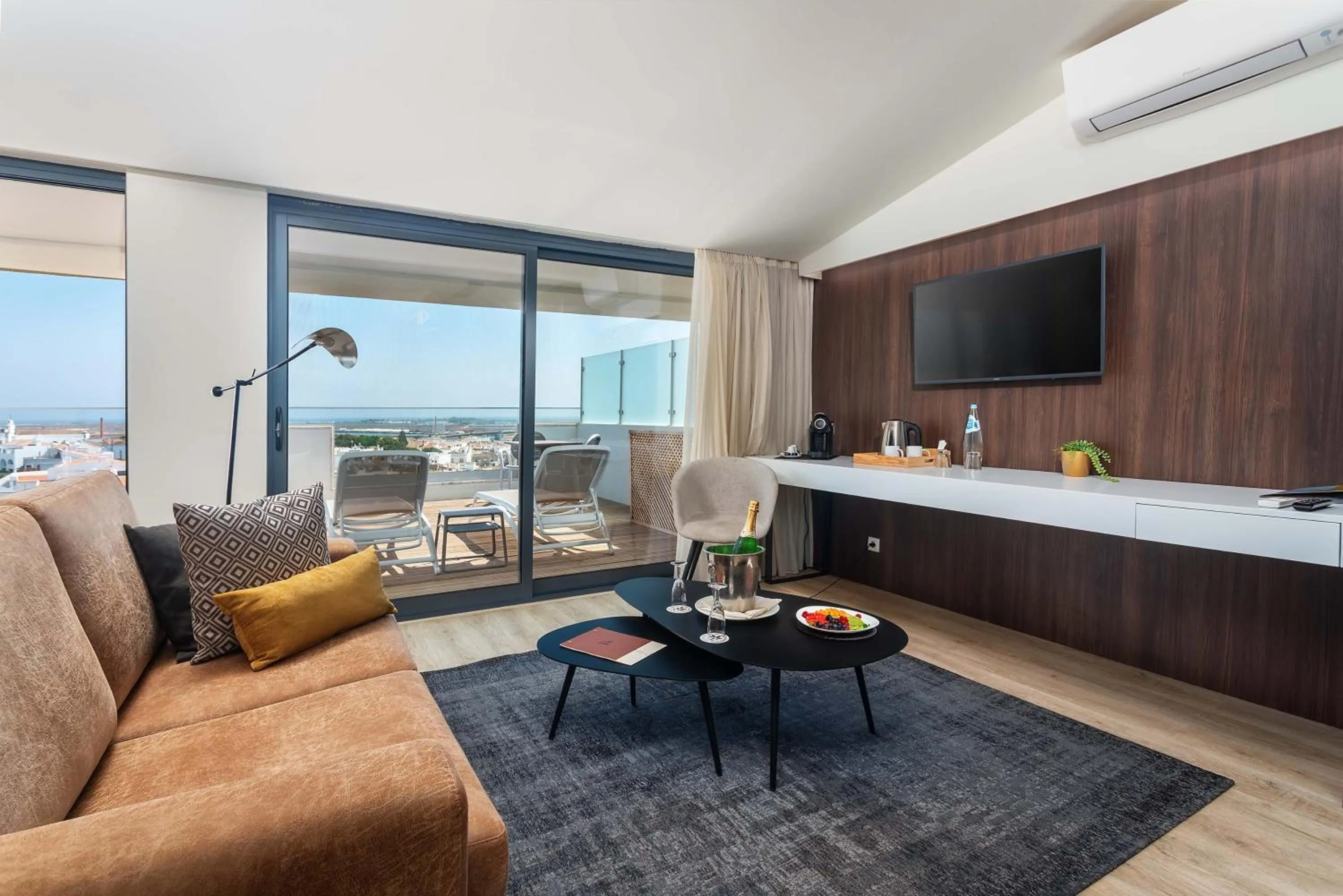 Area and facilities in AP Maria Nova Lounge - Adults Friendly