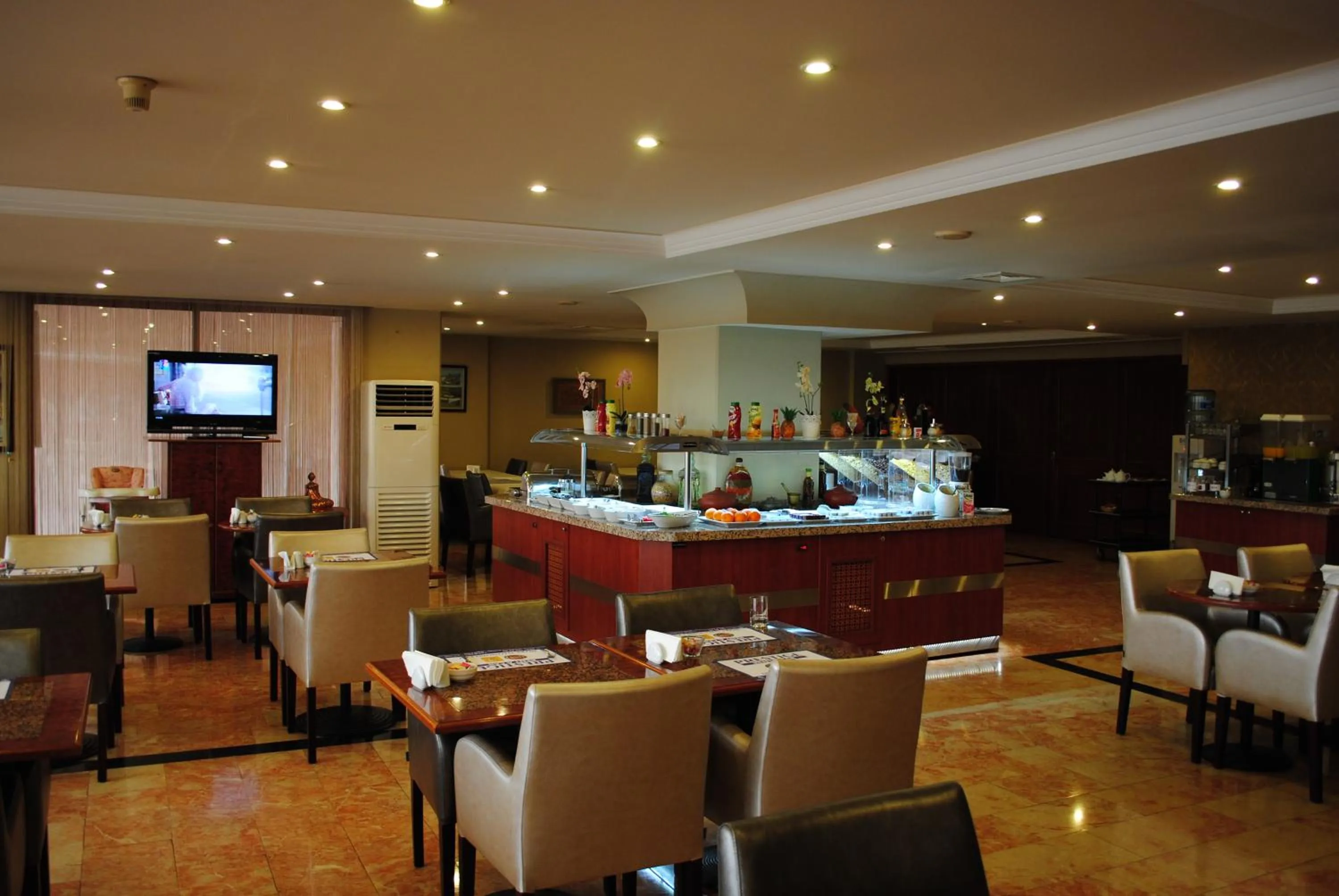 Communal lounge/ TV room in Hotel Eken Prestige