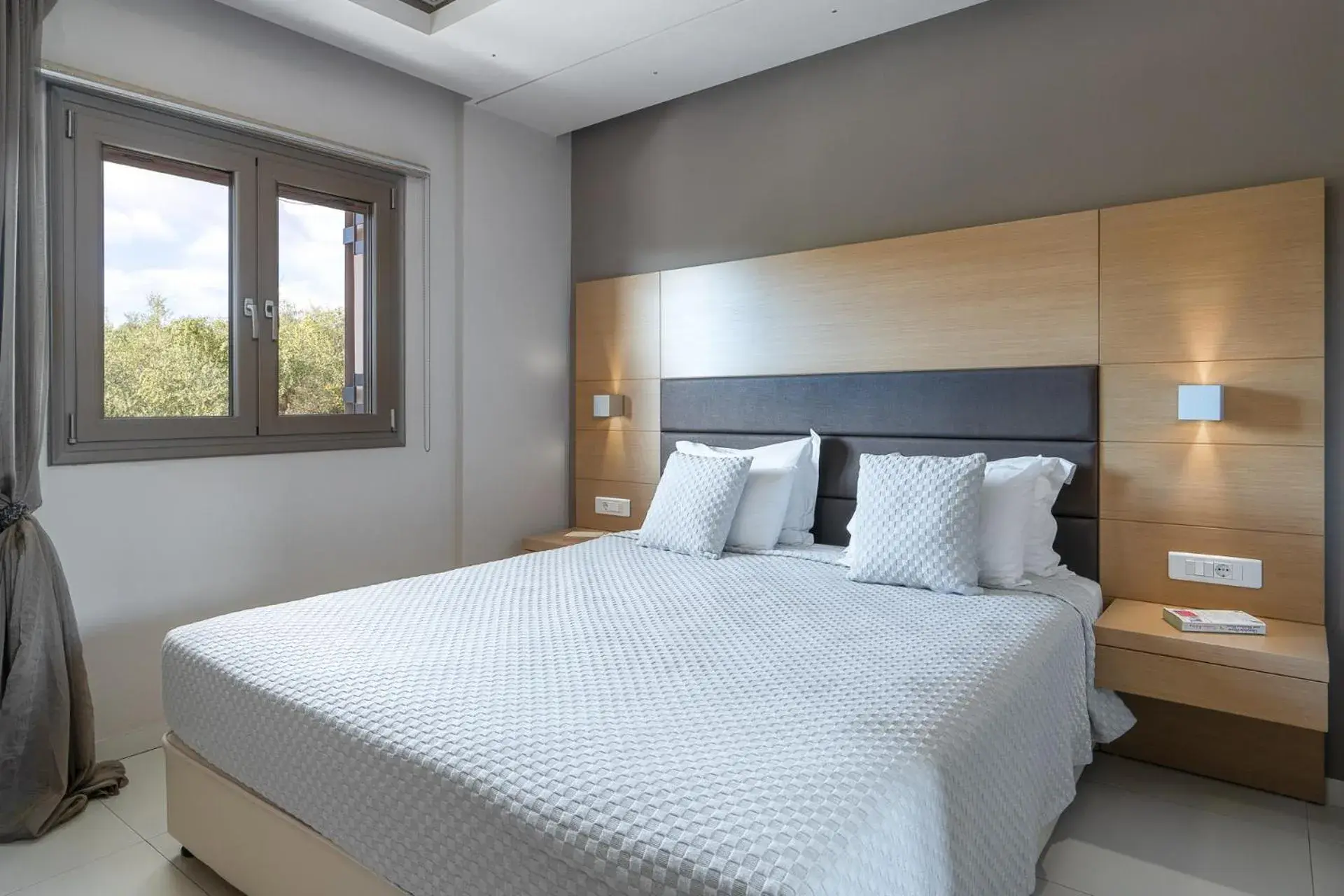 Bed in Kymothoe Elite Suites Bed in Kymothoe Elite Suites