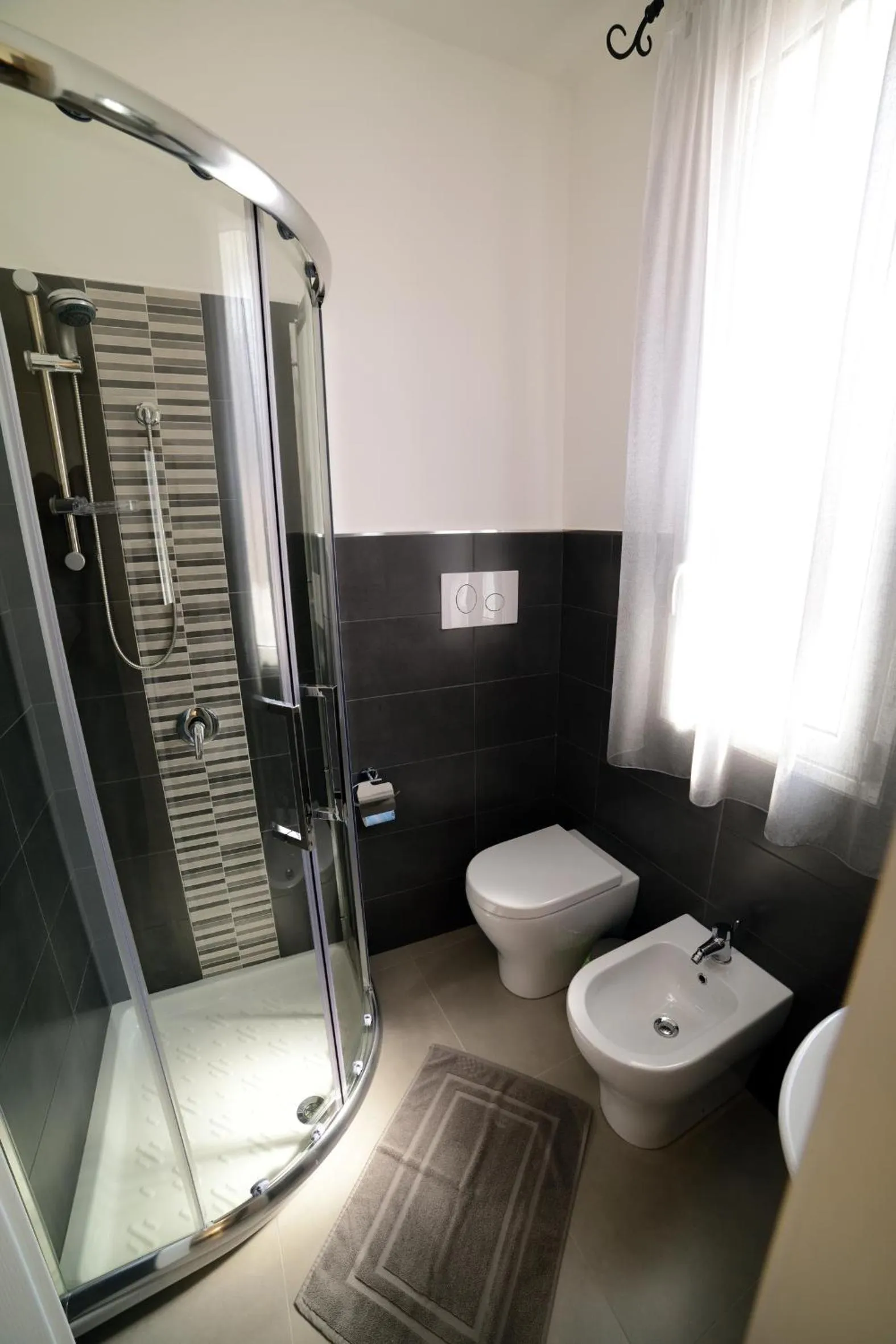 Shower in Le Tre Rose