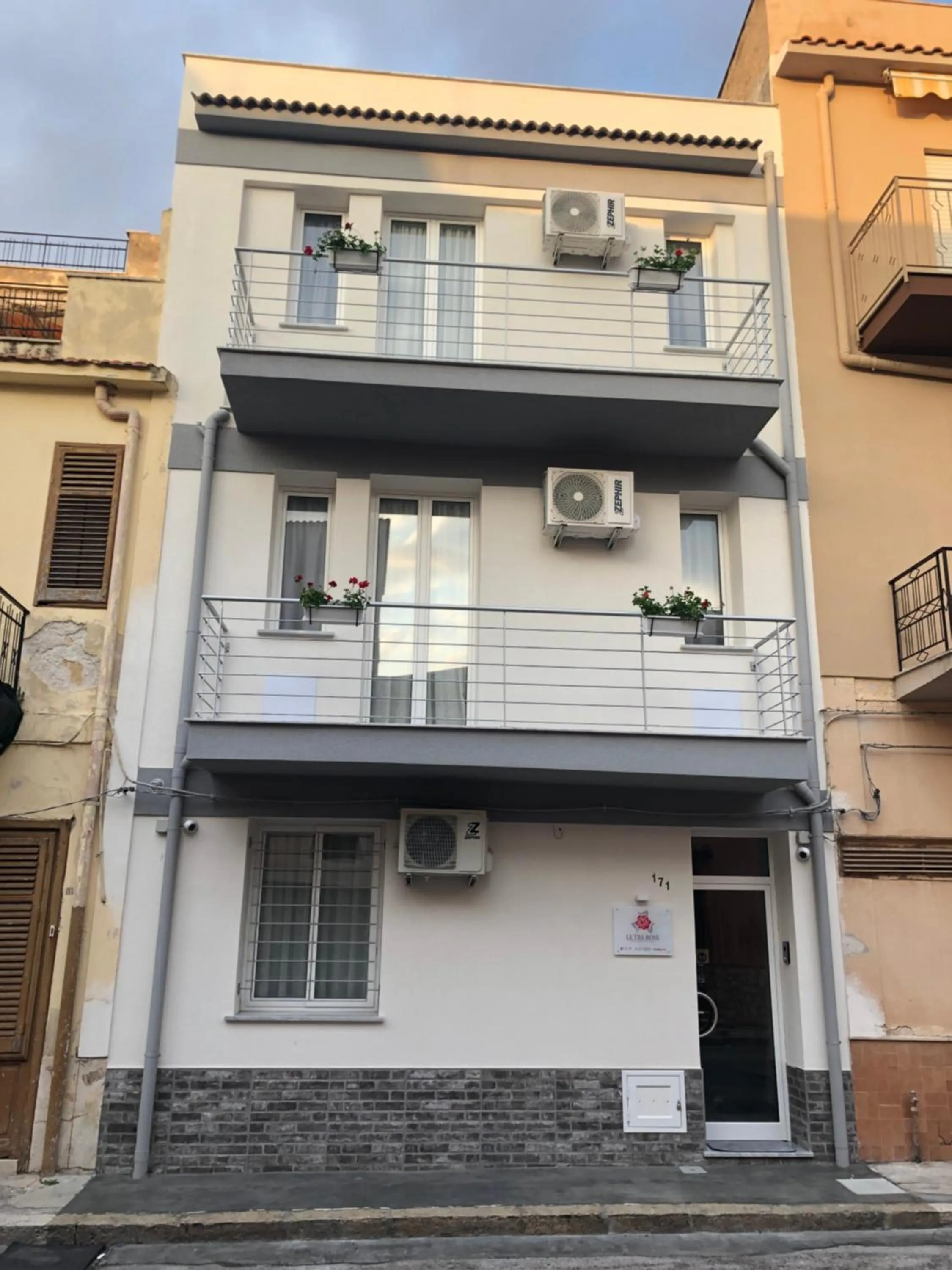 Facade/entrance in Le Tre Rose