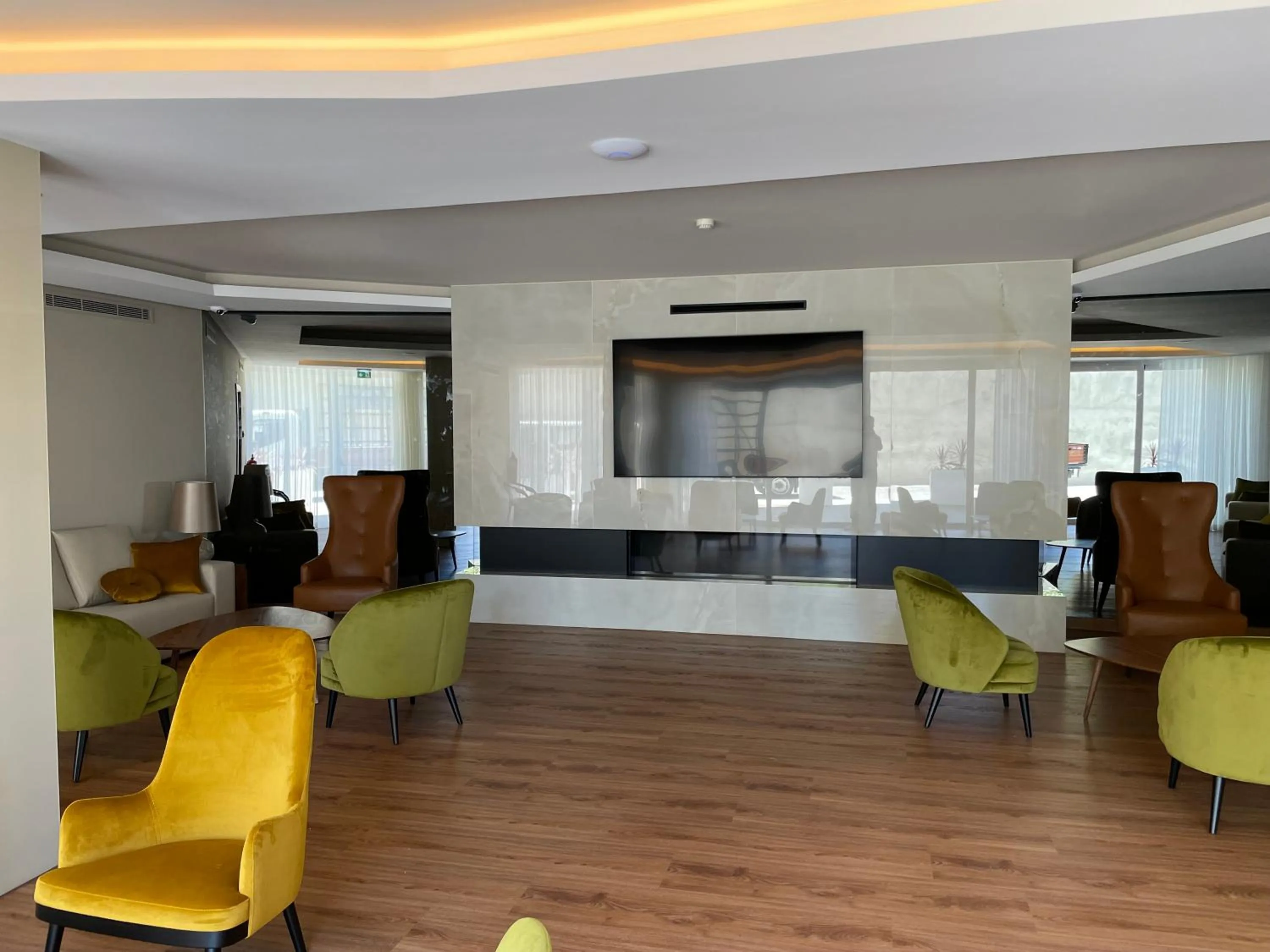 Communal lounge/ TV room in Santa Eufémia Covilhã Hotel