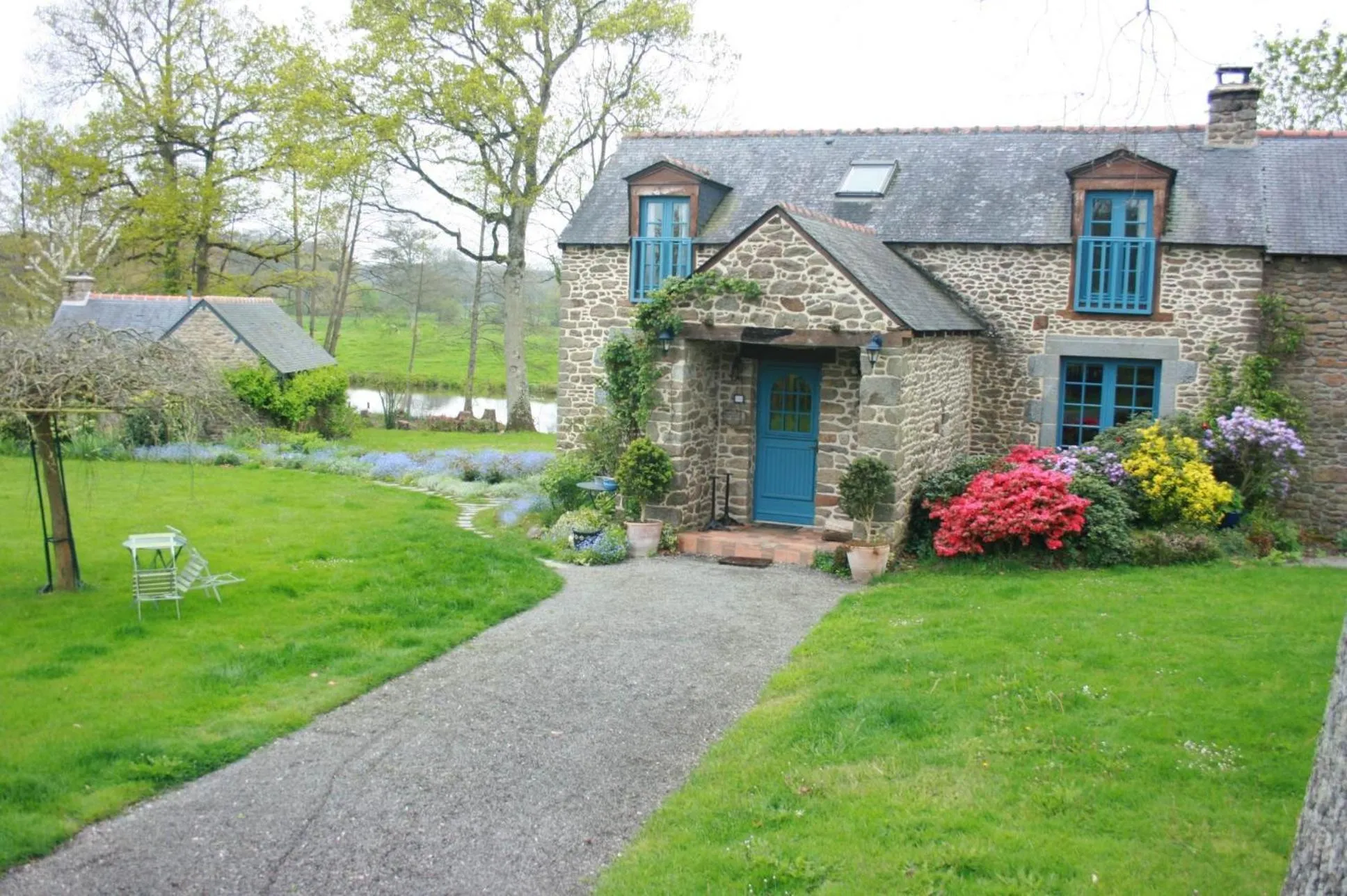 Property building in Au Pont Ricoul