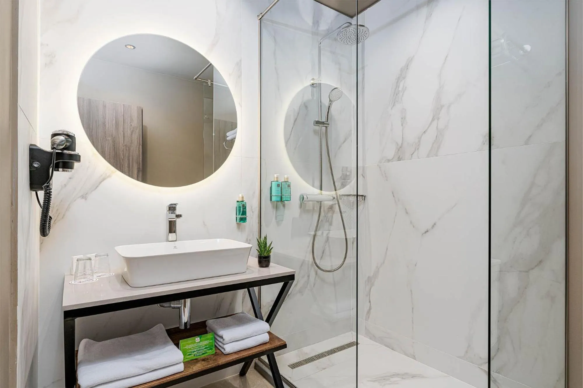 Bathroom in RIN Airport Hotel