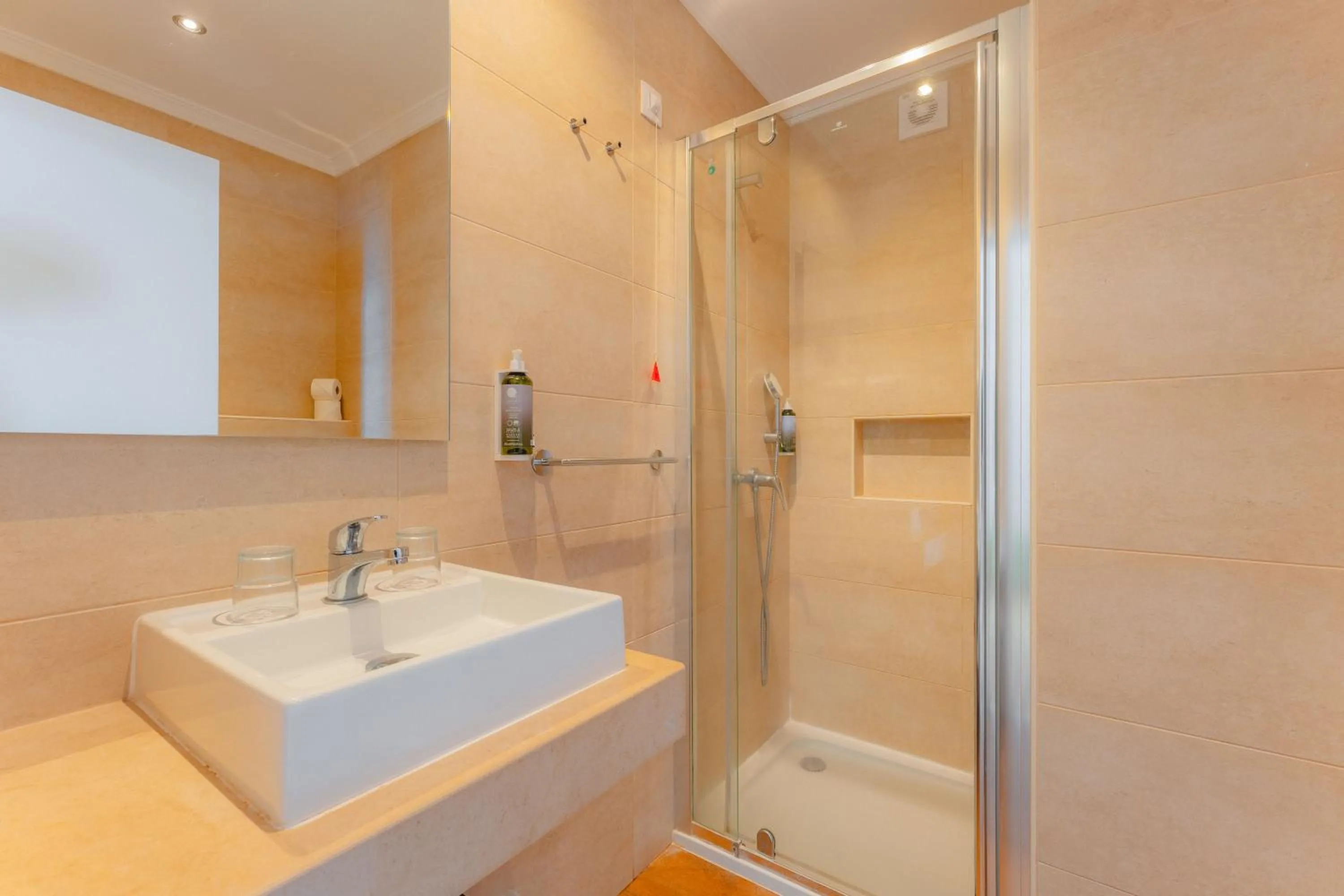 Bathroom in Duas Torres Hotel