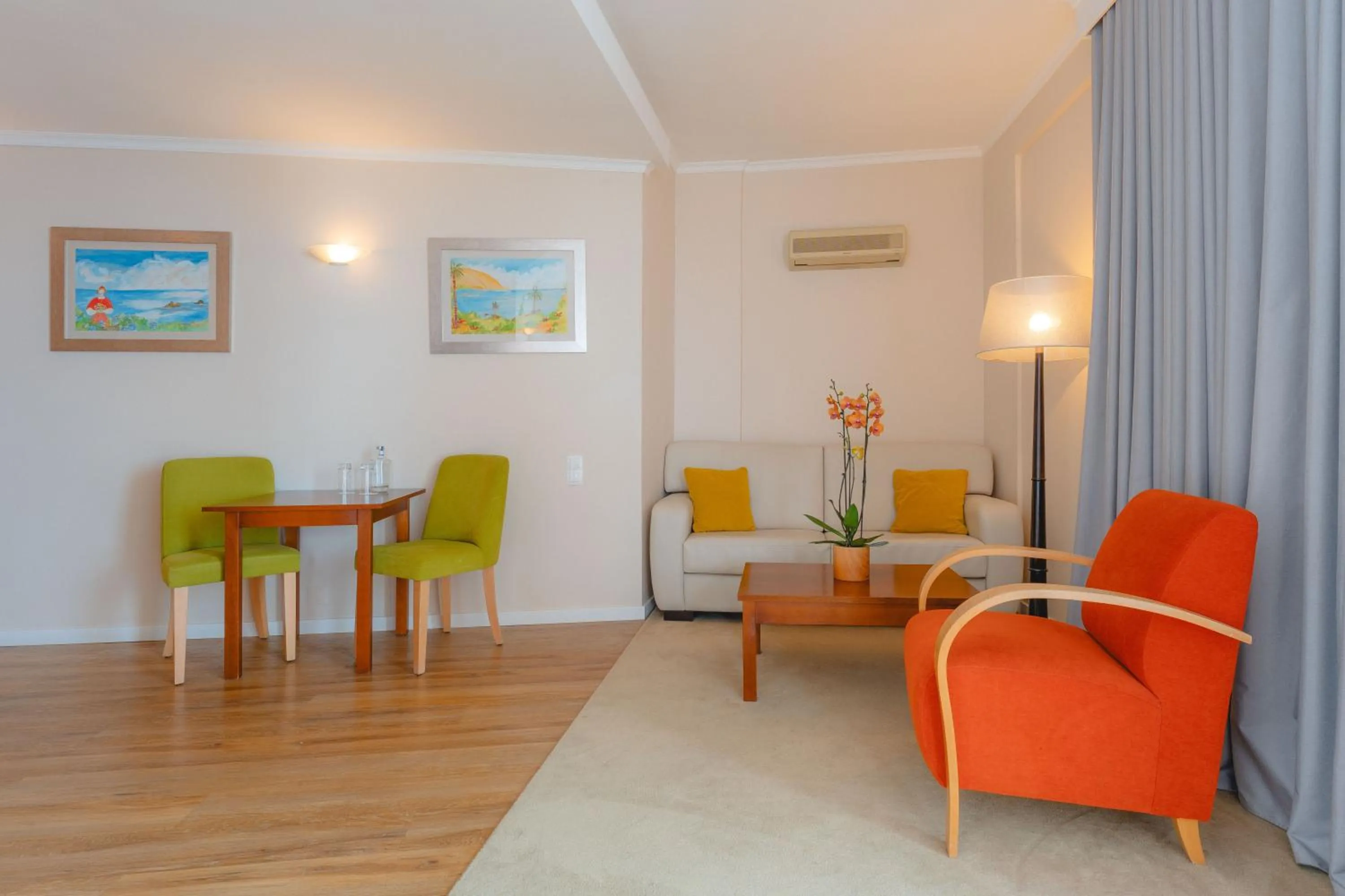 Seating area in Duas Torres Hotel