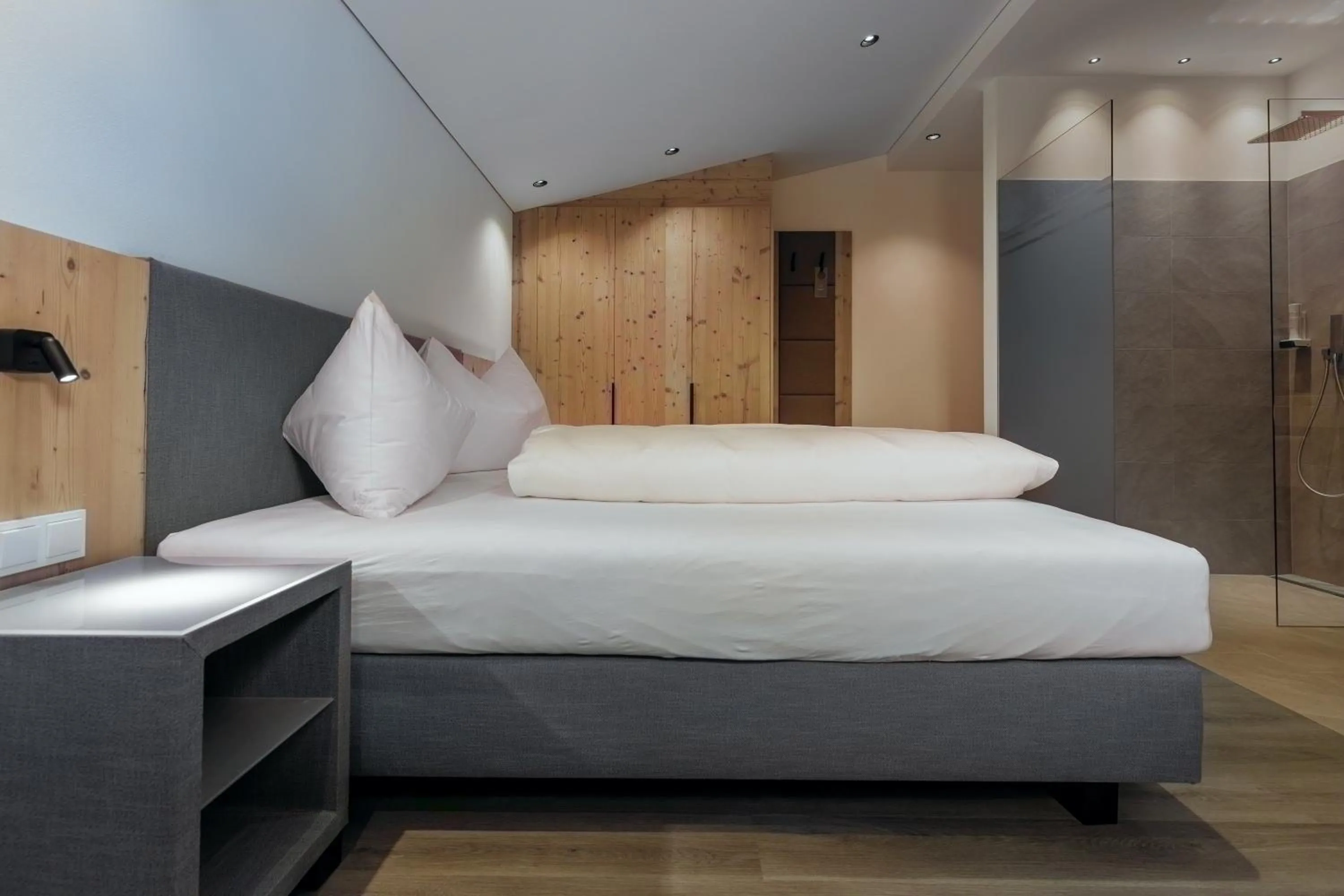 Bedroom, Bed in Hotel Alpenrose