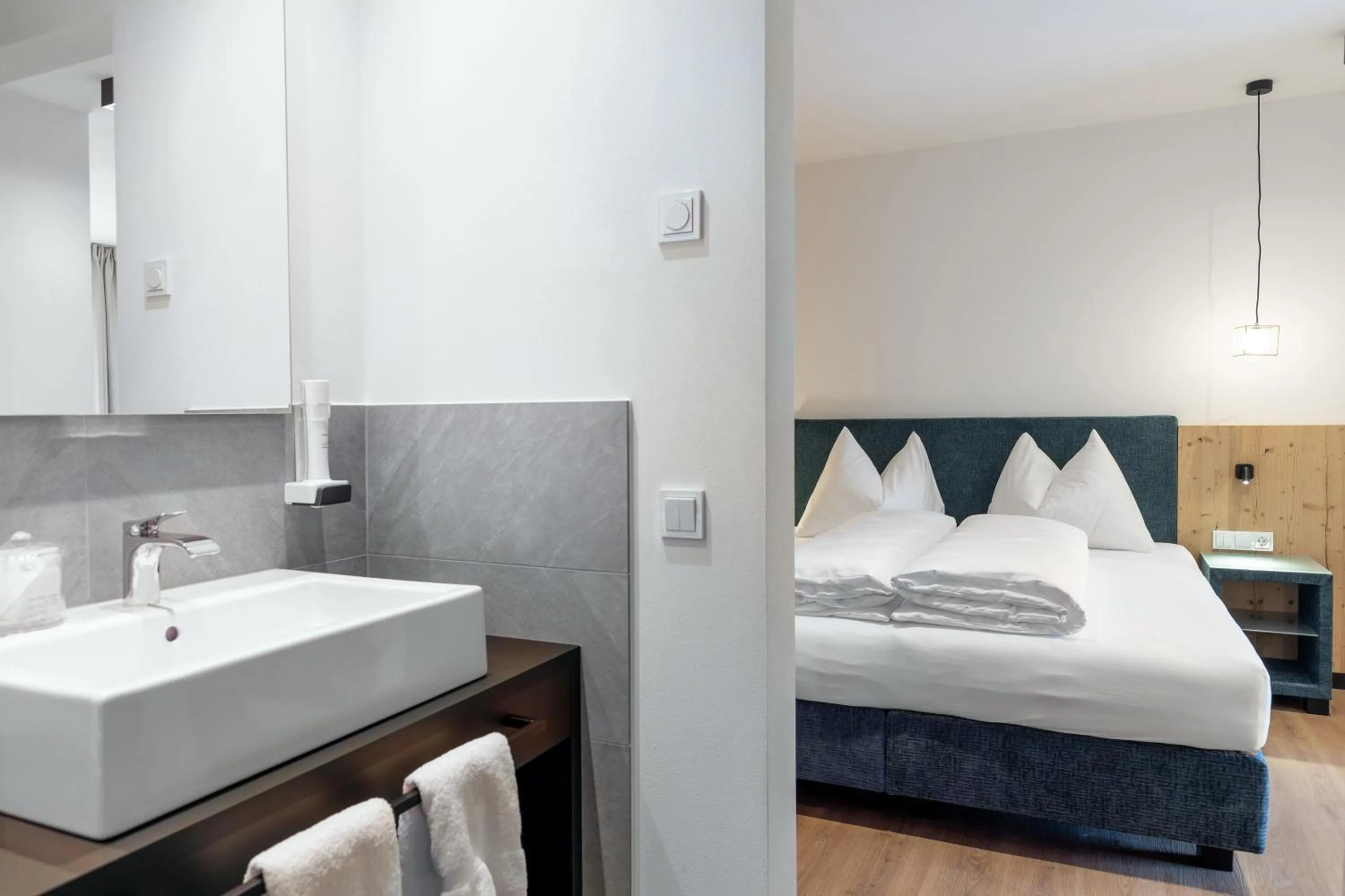 Bathroom, Bed in Hotel Alpenrose