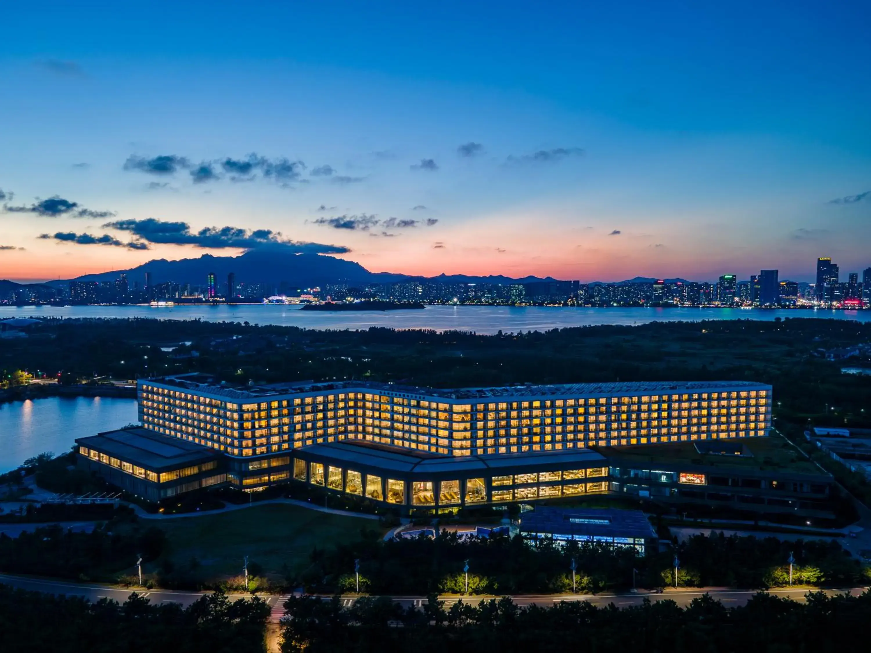 Property building in Wyndham Grand Qingdao Property building in Wyndham Grand Qingdao