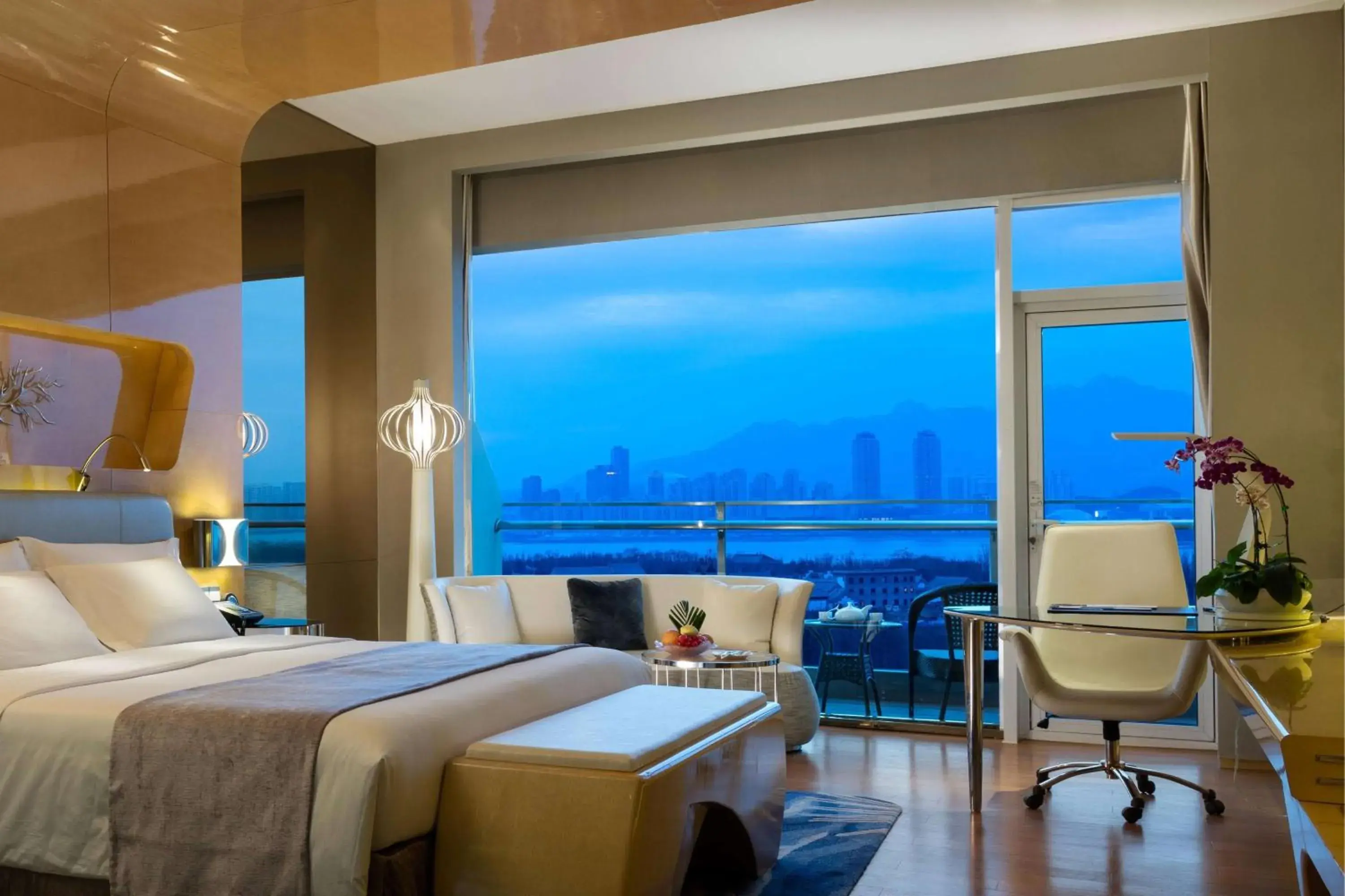 Photo of the whole room, Bed in Wyndham Grand Qingdao Photo of the whole room, Bed in Wyndham Grand Qingdao