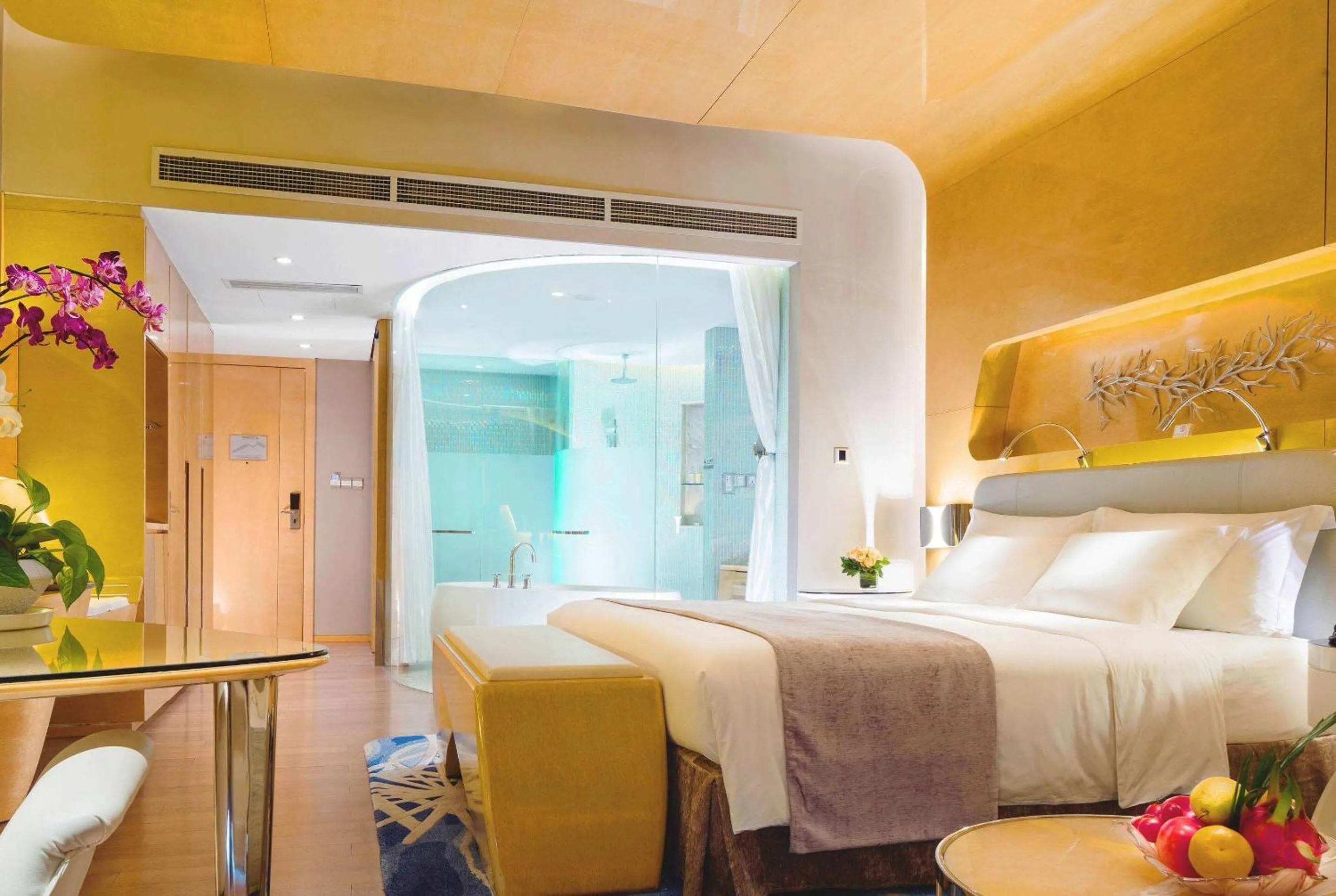 Photo of the whole room, Bed in Wyndham Grand Qingdao