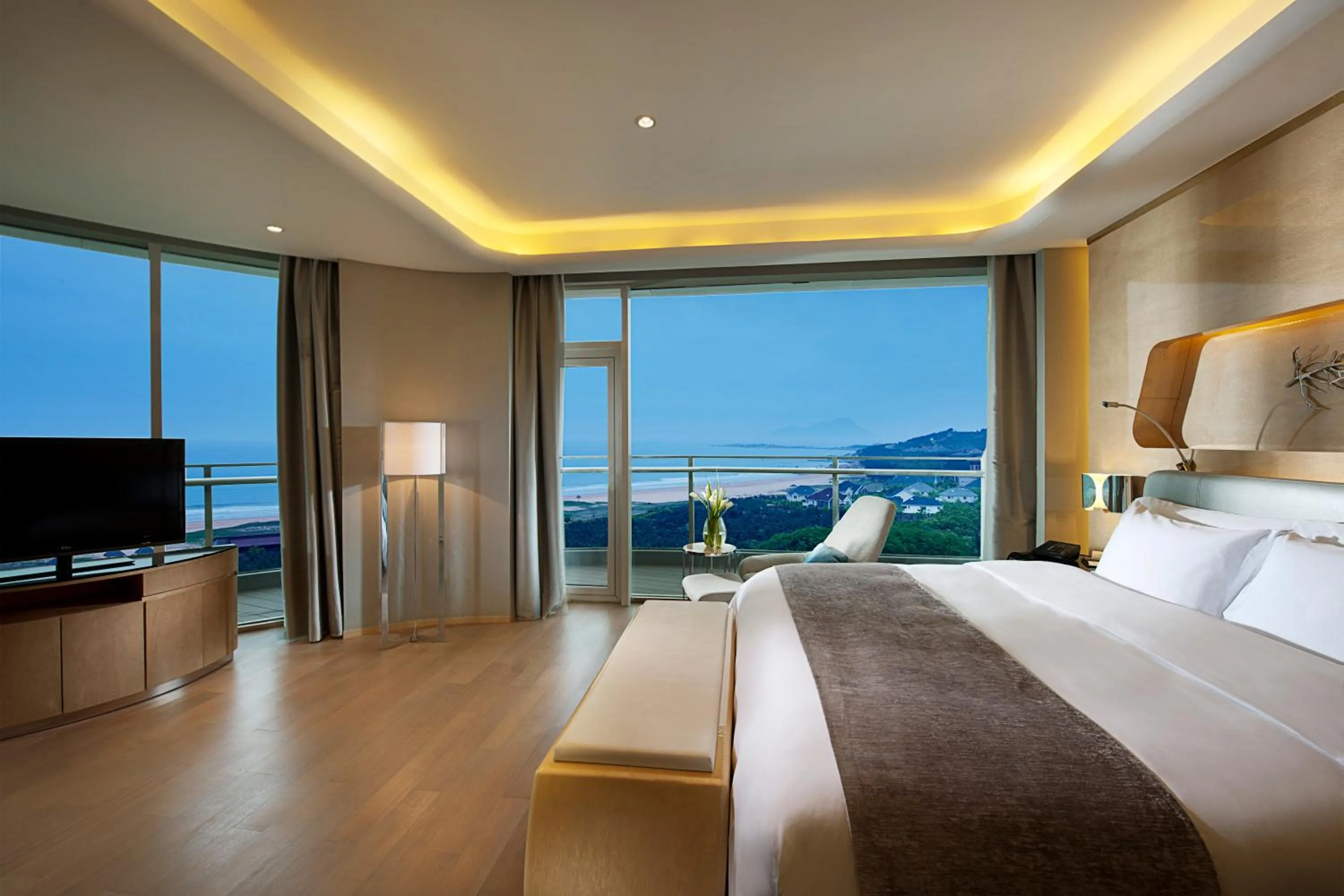 Bedroom, Bed in Wyndham Grand Qingdao