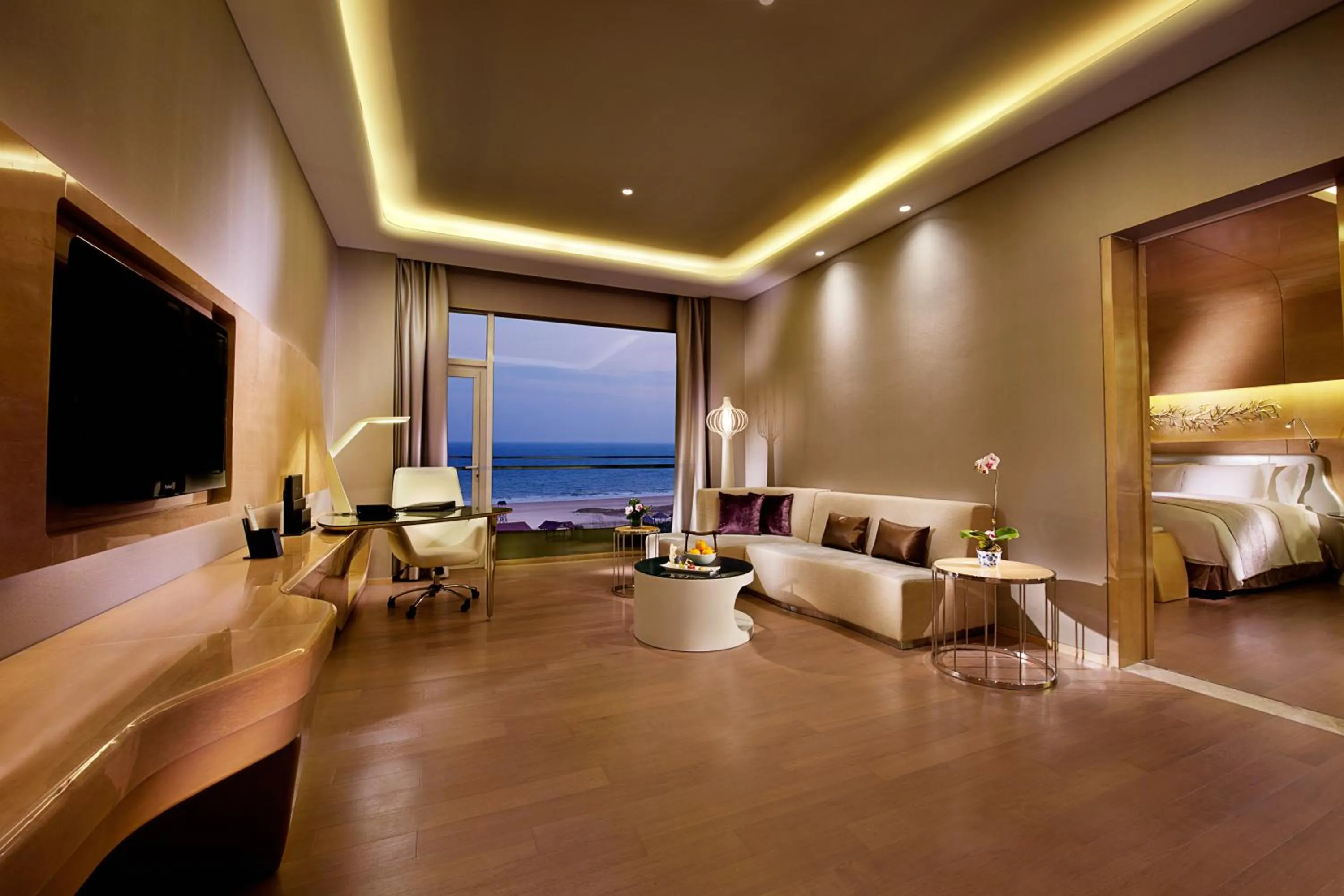 Living room, Bed in Wyndham Grand Qingdao