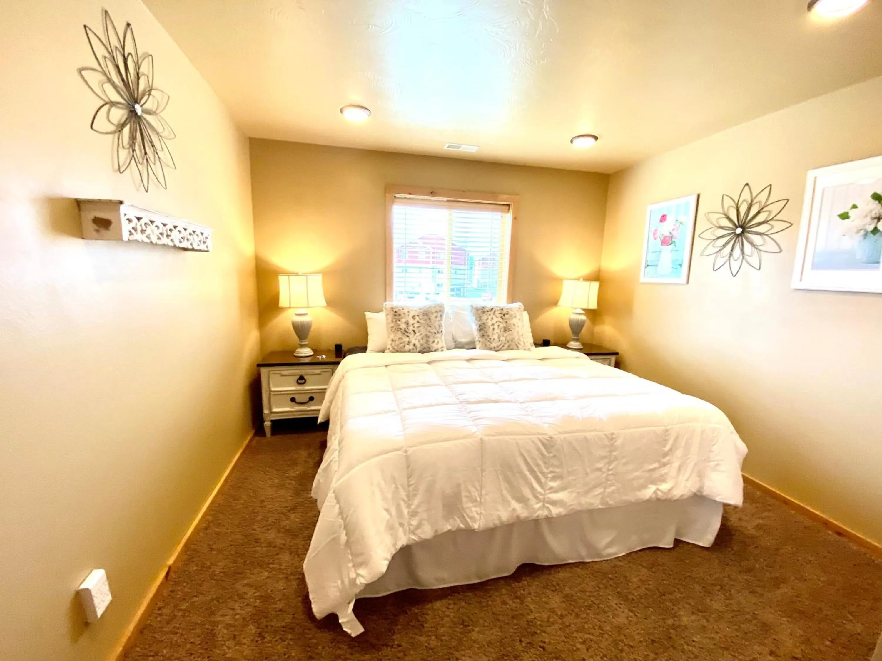 Living room, Bed in The Raspberry Garden Luxury Hotel & Suites