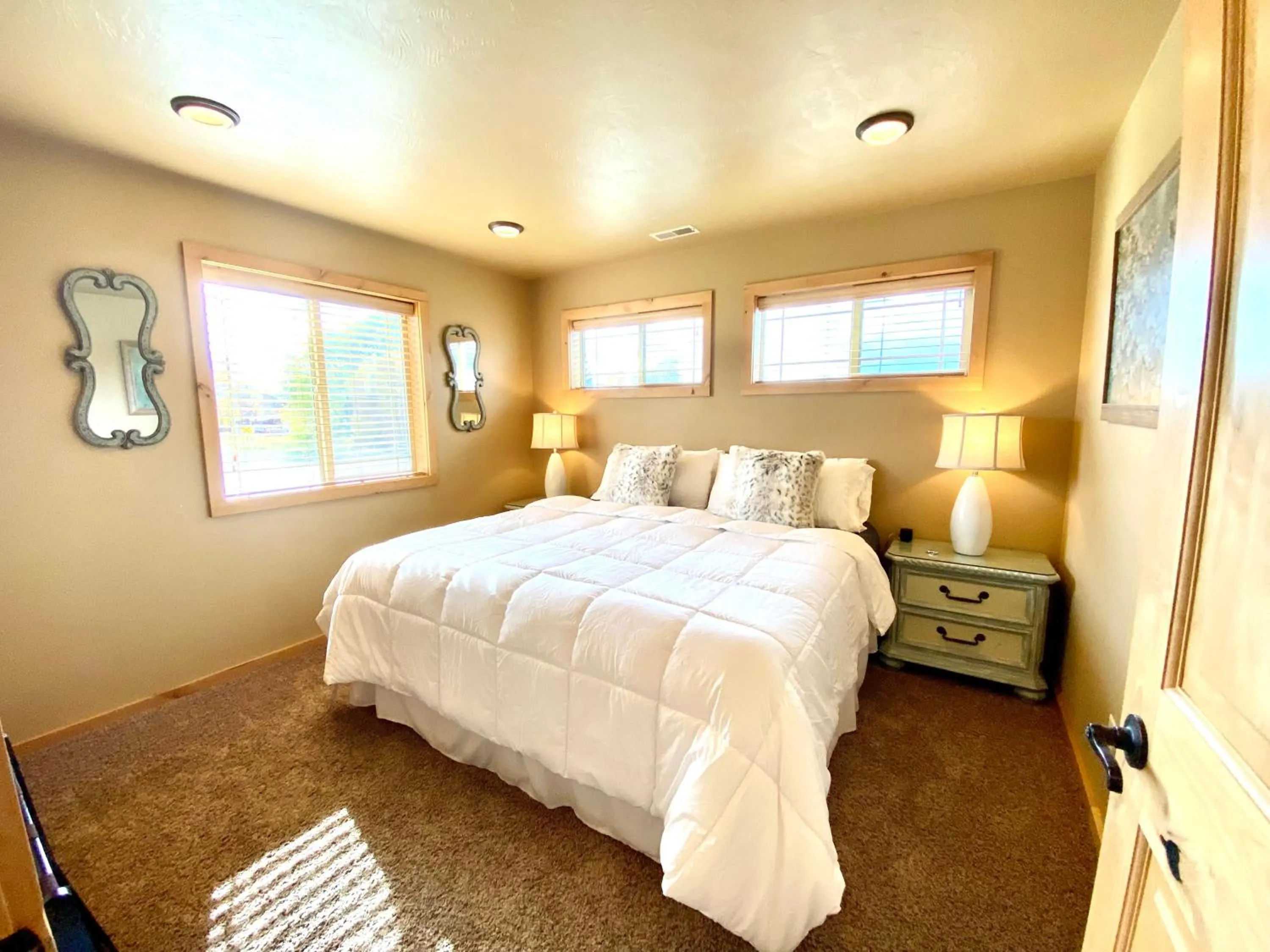 Living room, Bed in The Raspberry Garden Luxury Hotel & Suites