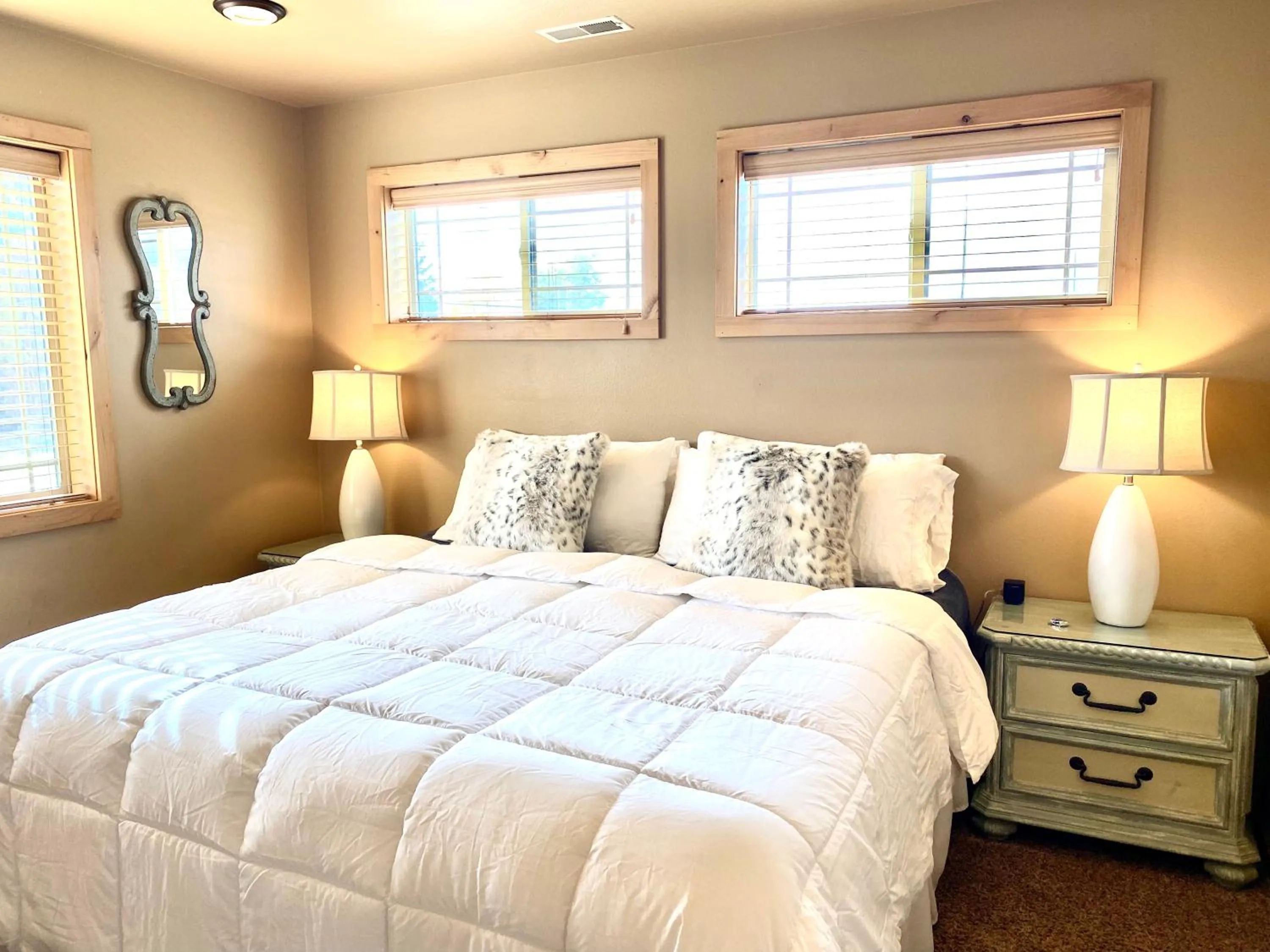 Living room, Bed in The Raspberry Garden Luxury Hotel & Suites