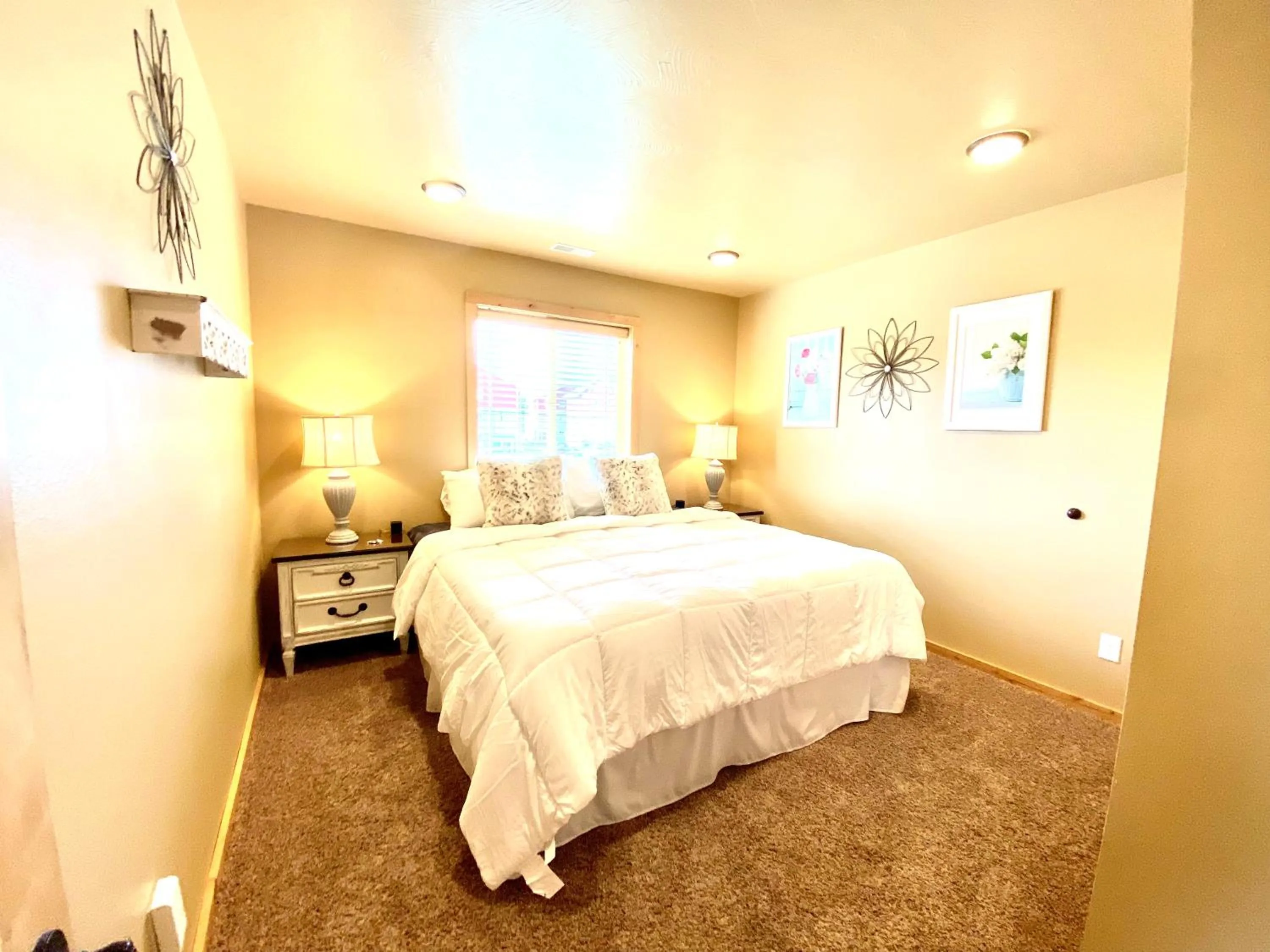 Living room, Bed in The Raspberry Garden Luxury Hotel & Suites