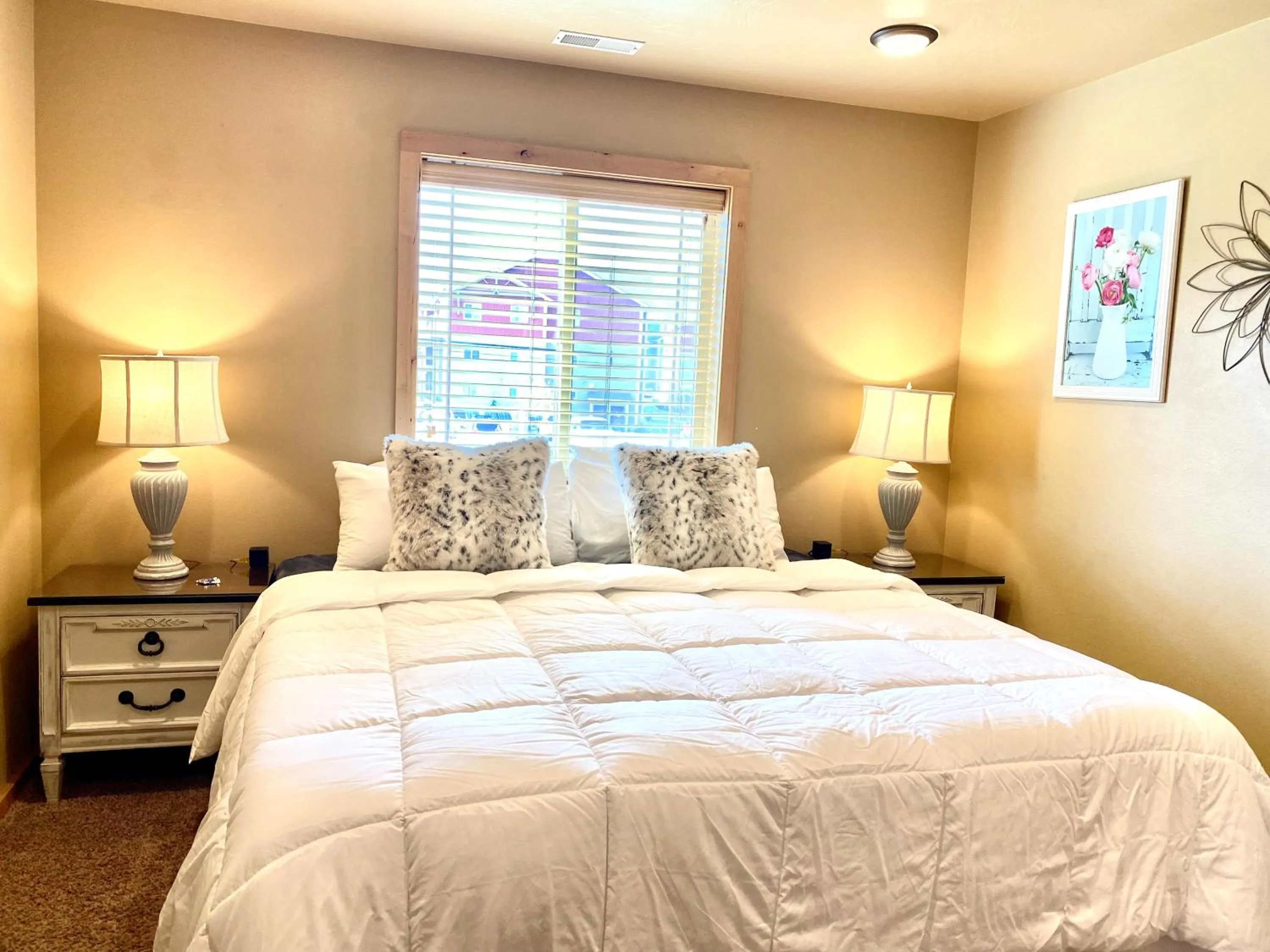 Living room, Bed in The Raspberry Garden Luxury Hotel & Suites