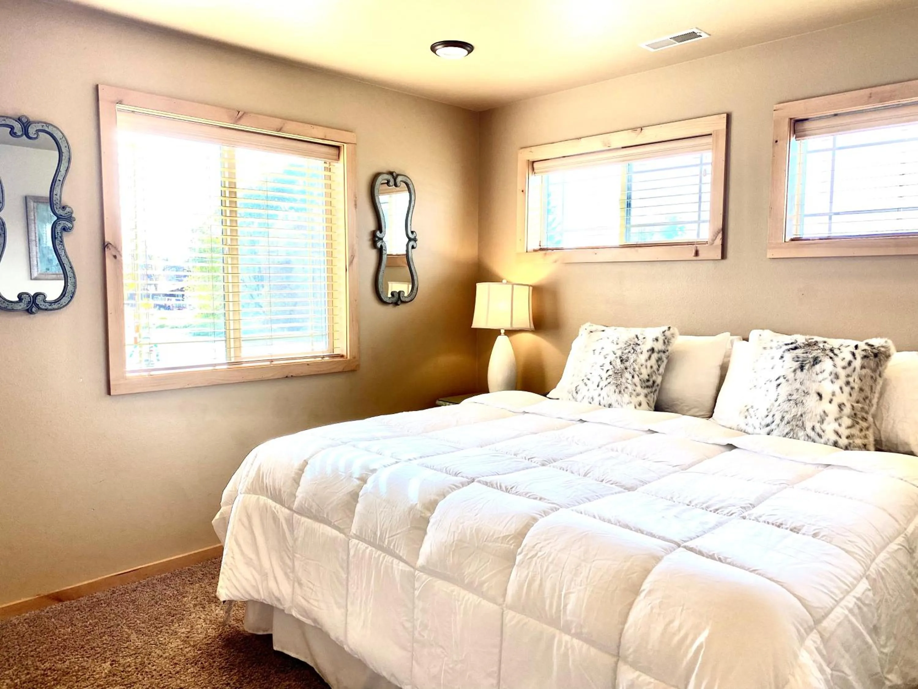 Living room, Bed in The Raspberry Garden Luxury Hotel & Suites