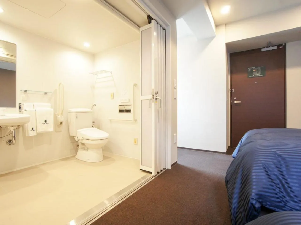 Toilet, Bed in HOTEL LiVEMAX Yokohama Motomachi Ekimae
