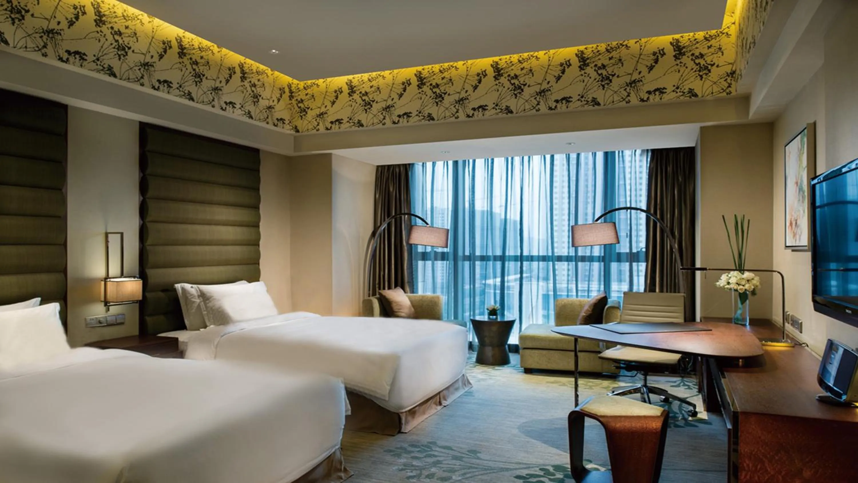 Photo of the whole room, Bed in Crowne Plaza Hefei by IHG
