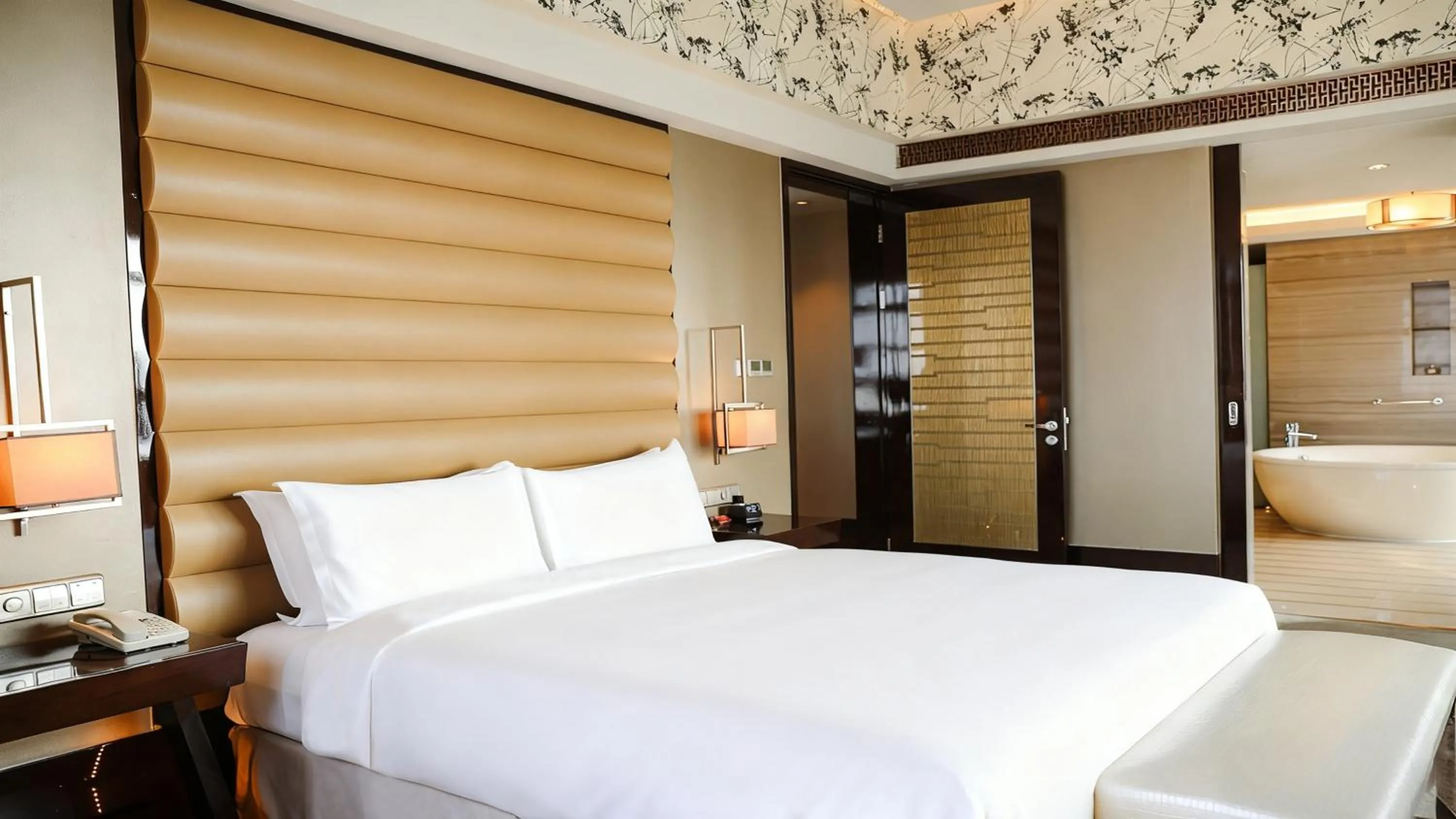 Photo of the whole room, Bed in Crowne Plaza Hefei by IHG