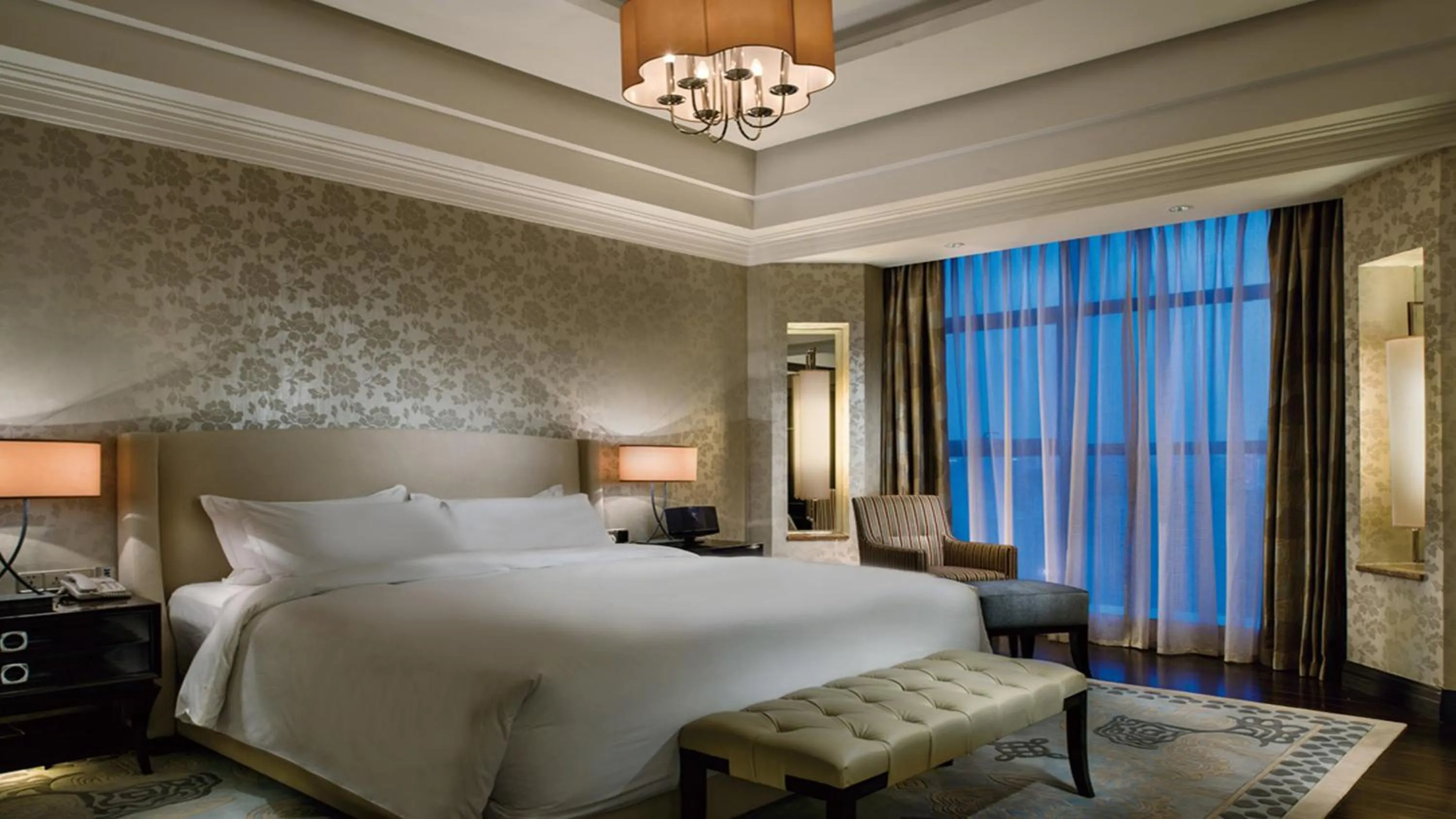 Photo of the whole room, Bed in Crowne Plaza Hefei by IHG