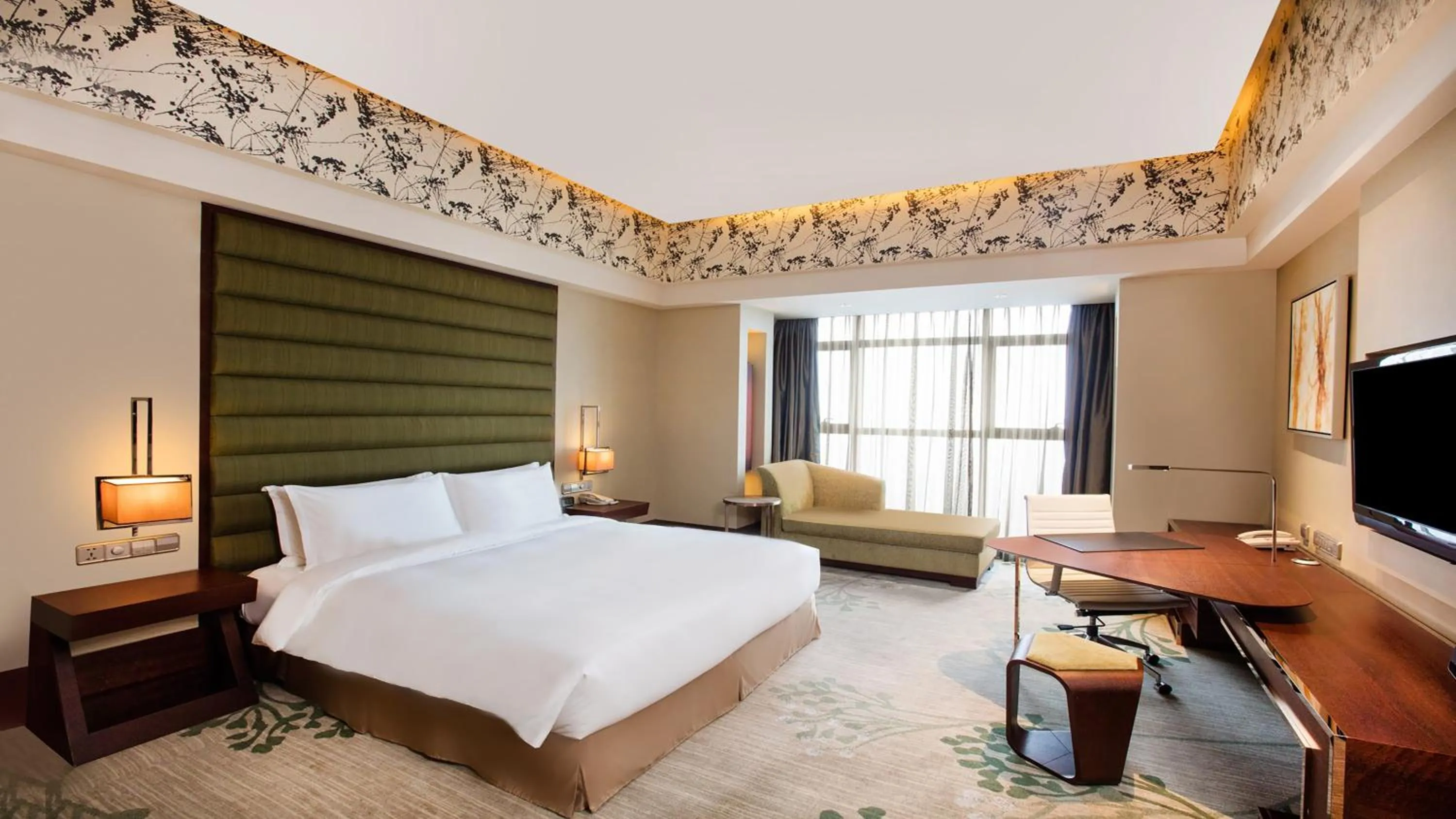 Photo of the whole room, Bed in Crowne Plaza Hefei by IHG